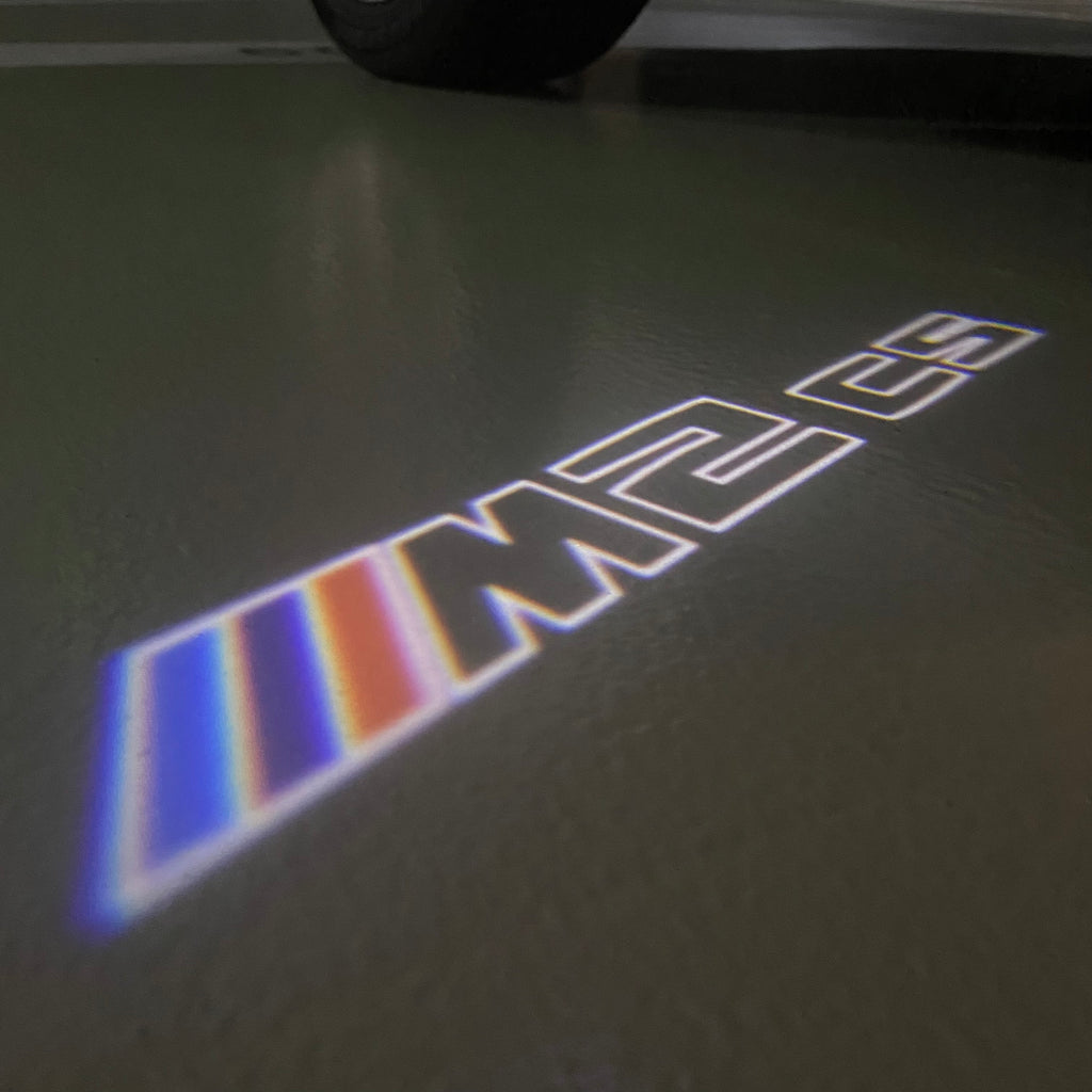BMW M3 LOGO PROJECTOR LIGHTS Nr.24 (الكمية 1 = 1 مجموعة / 2 أضواء باب)