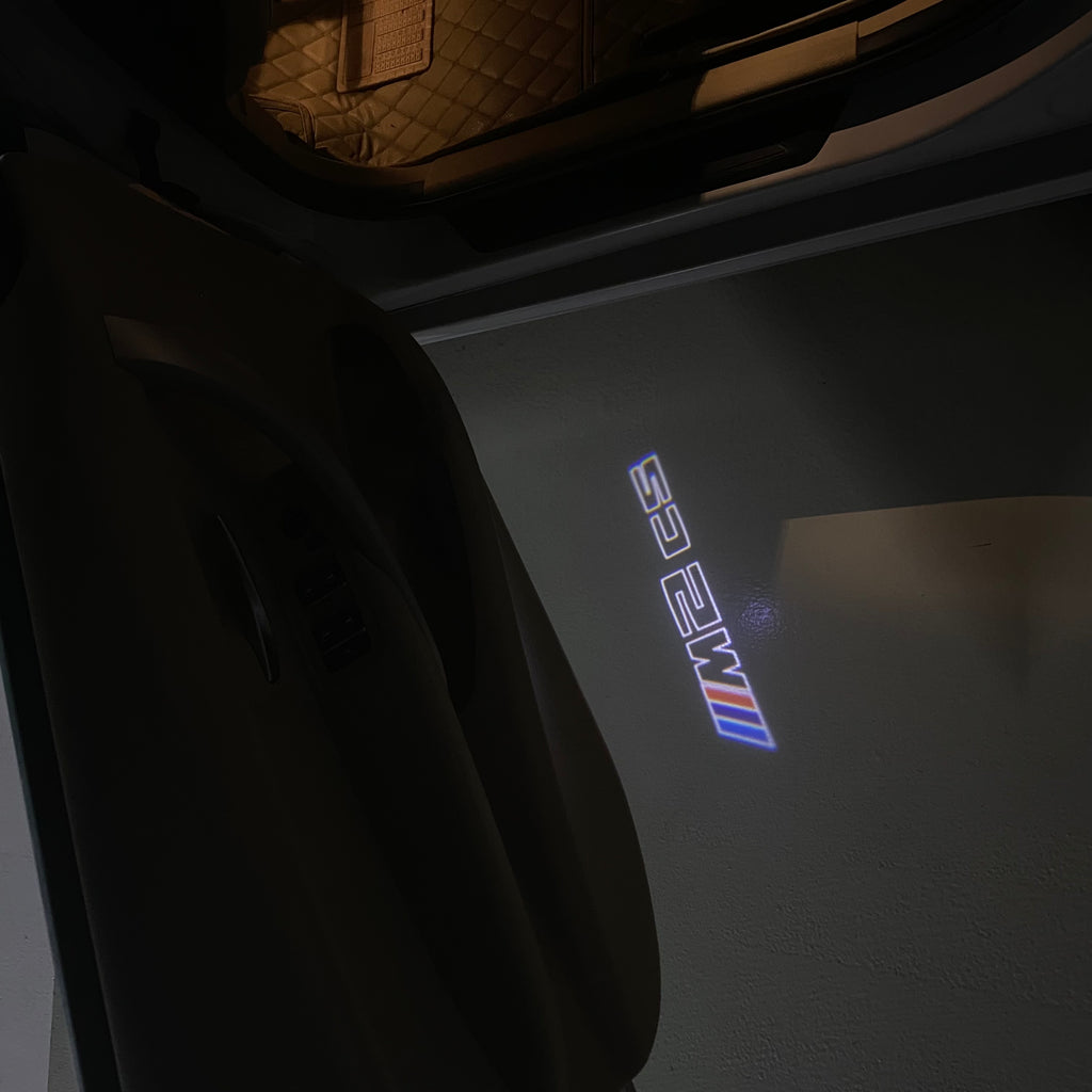 BMW M3 LOGO PROJECTOR LIGHTS Nr.24 (الكمية 1 = 1 مجموعة / 2 أضواء باب)