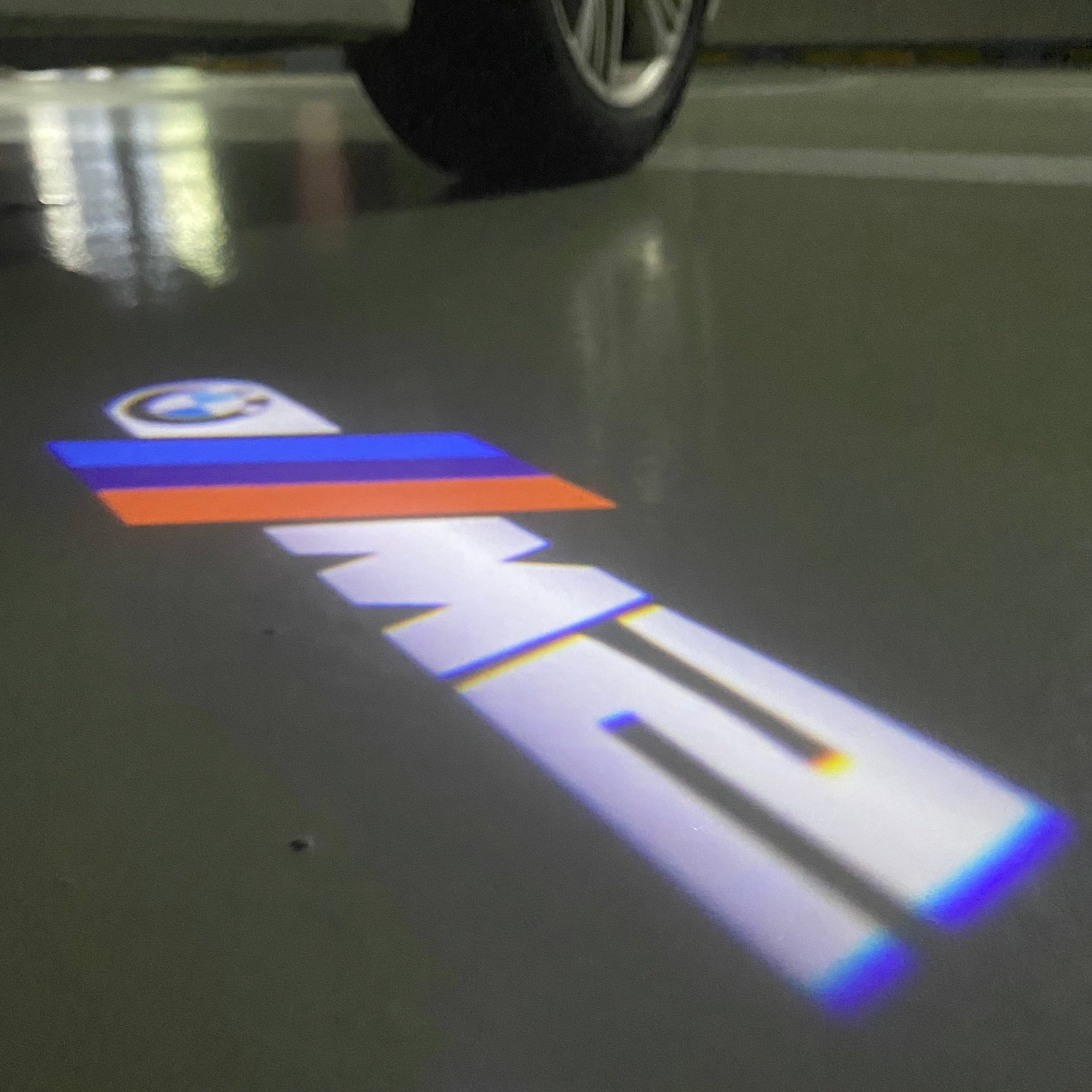 ÉCLAIRAGE DE PROJECTEUR BMW M3 LOGO Nr.24 (quantité 1 = 1 jeux / 2 feux de porte)