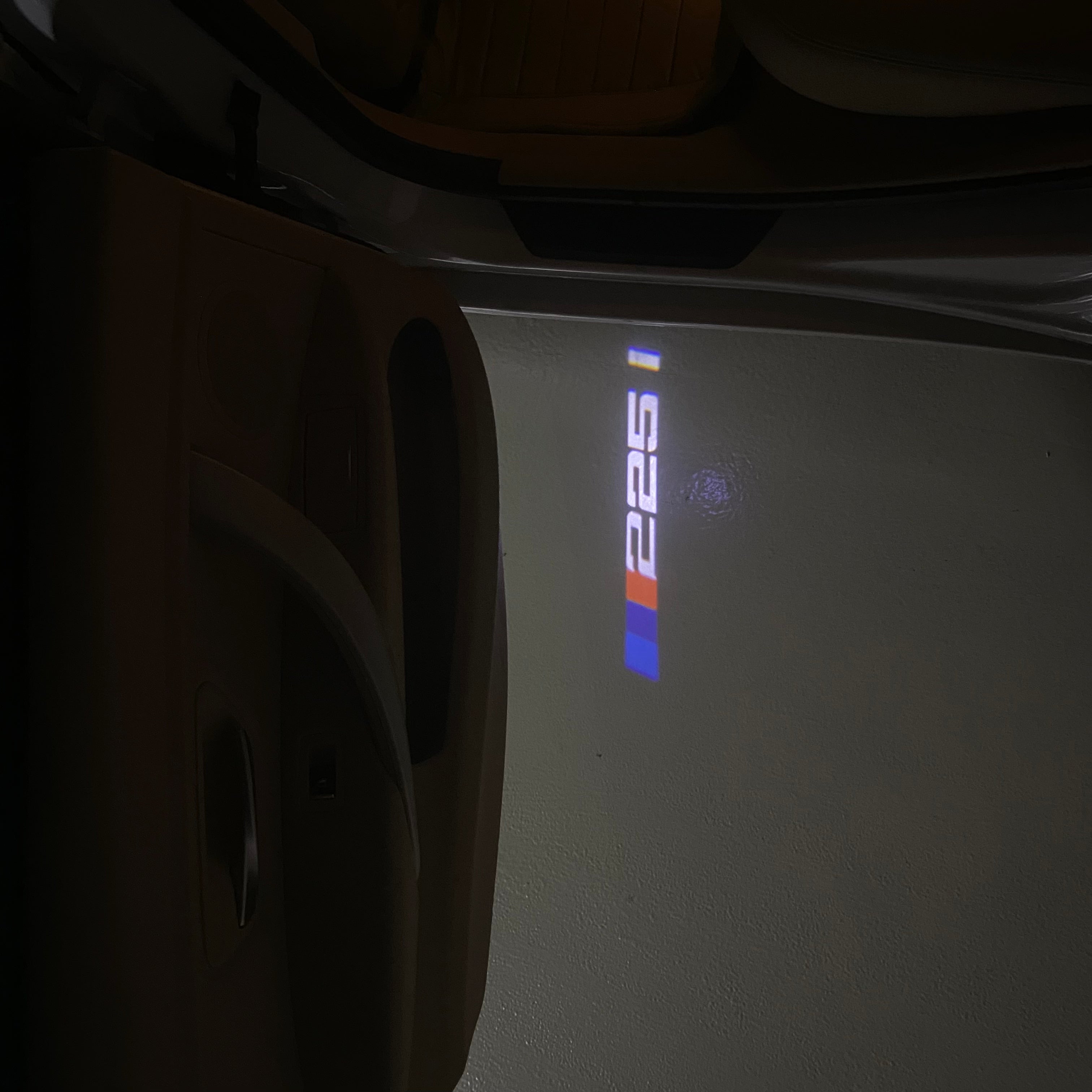 BMW M3 LOGO PROJECTOR LIGHTS Nr.24 (الكمية 1 = 1 مجموعة / 2 أضواء باب)