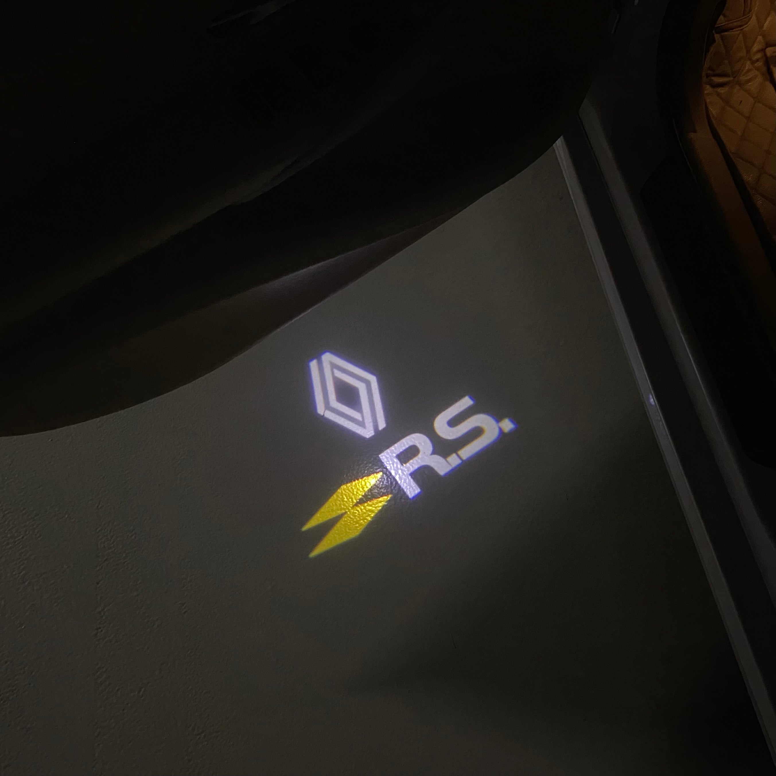 RENAULT RS LOGO PROJECROTR LIGHTS Nr.0957 (quantity  1 =  2 Logo Film & 2 door lights)