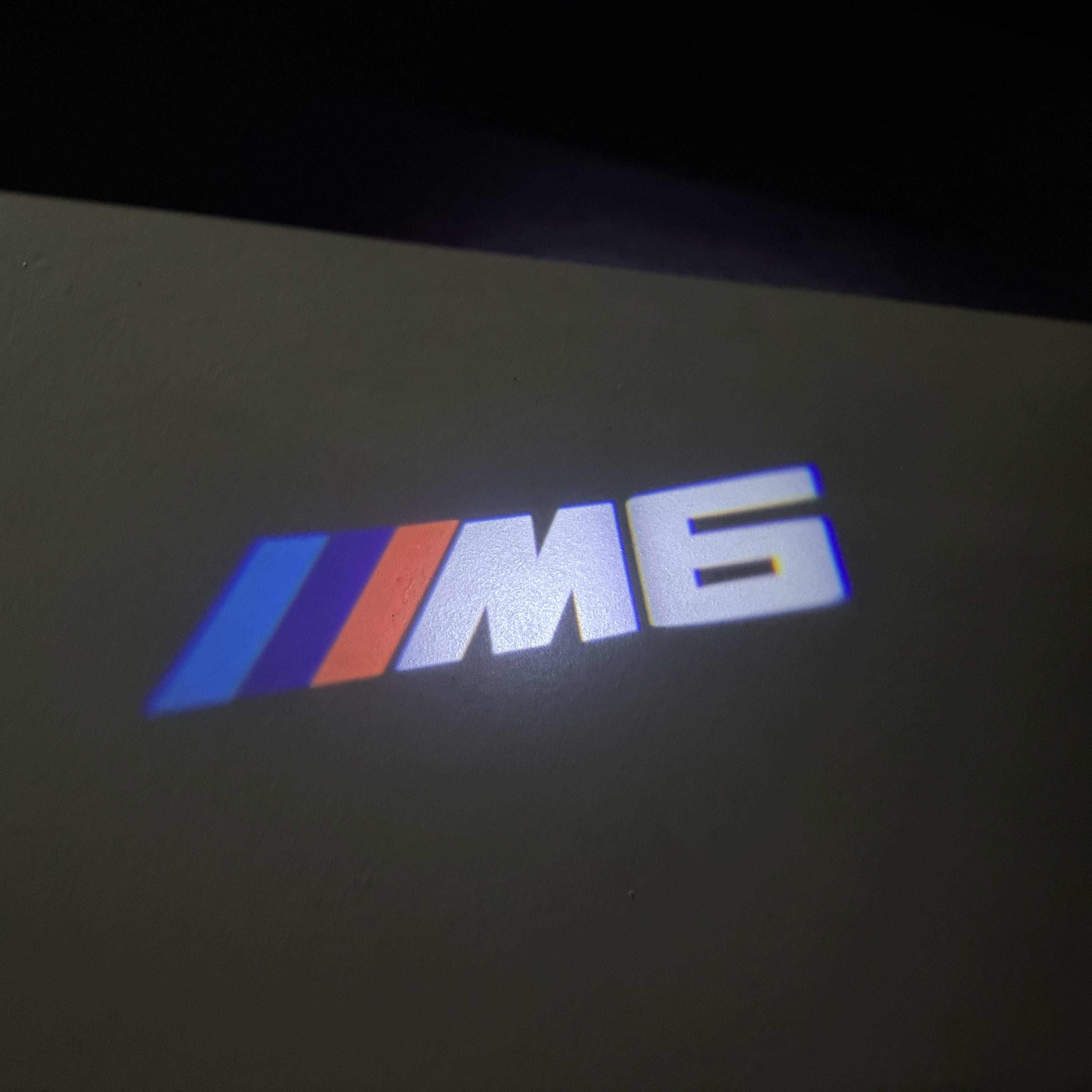 ÉCLAIRAGE DE PROJECTEUR BMW M3 LOGO Nr.24 (quantité 1 = 1 jeux / 2 feux de porte)