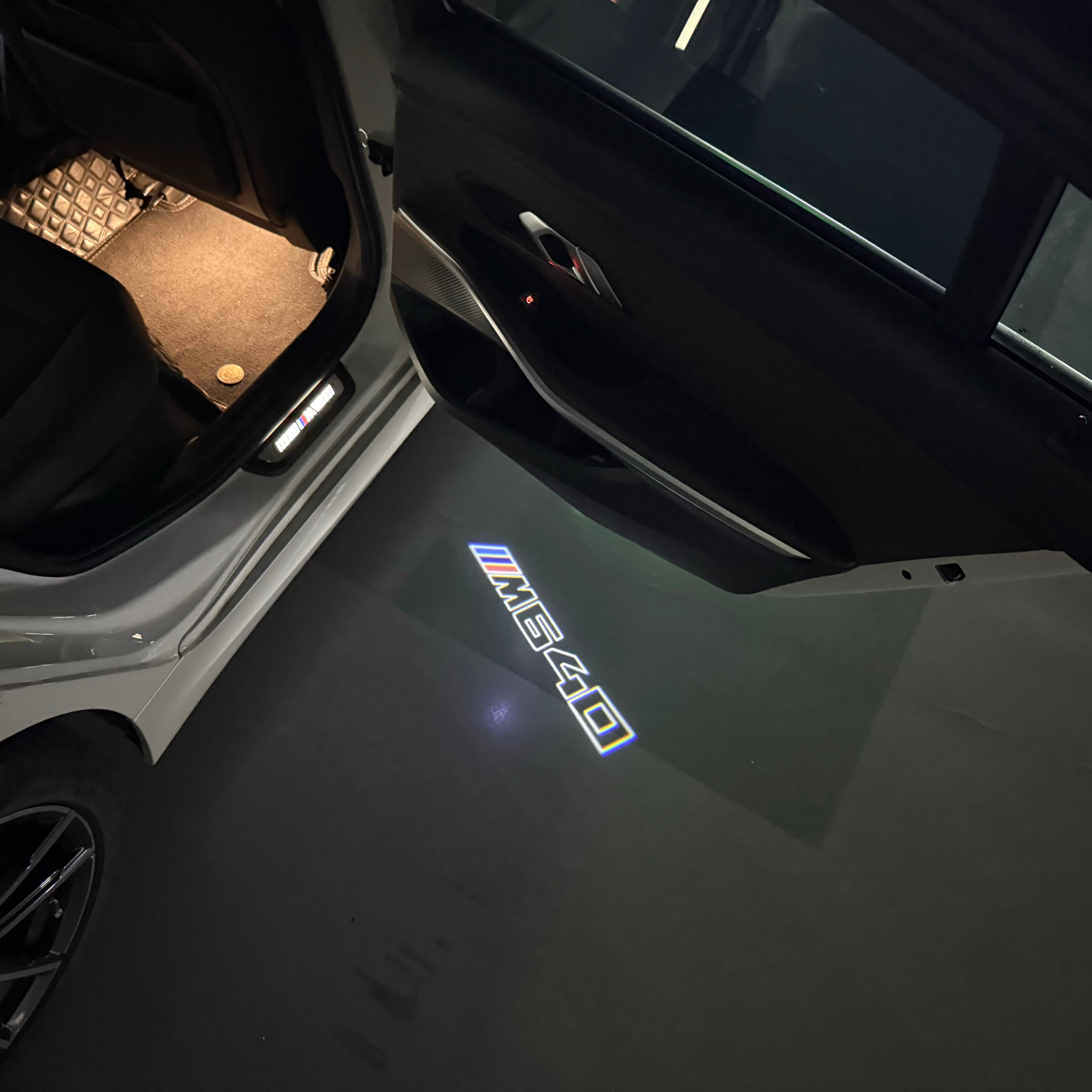 ÉCLAIRAGE DE PROJECTEUR BMW M3 LOGO Nr.24 (quantité 1 = 1 jeux / 2 feux de porte)