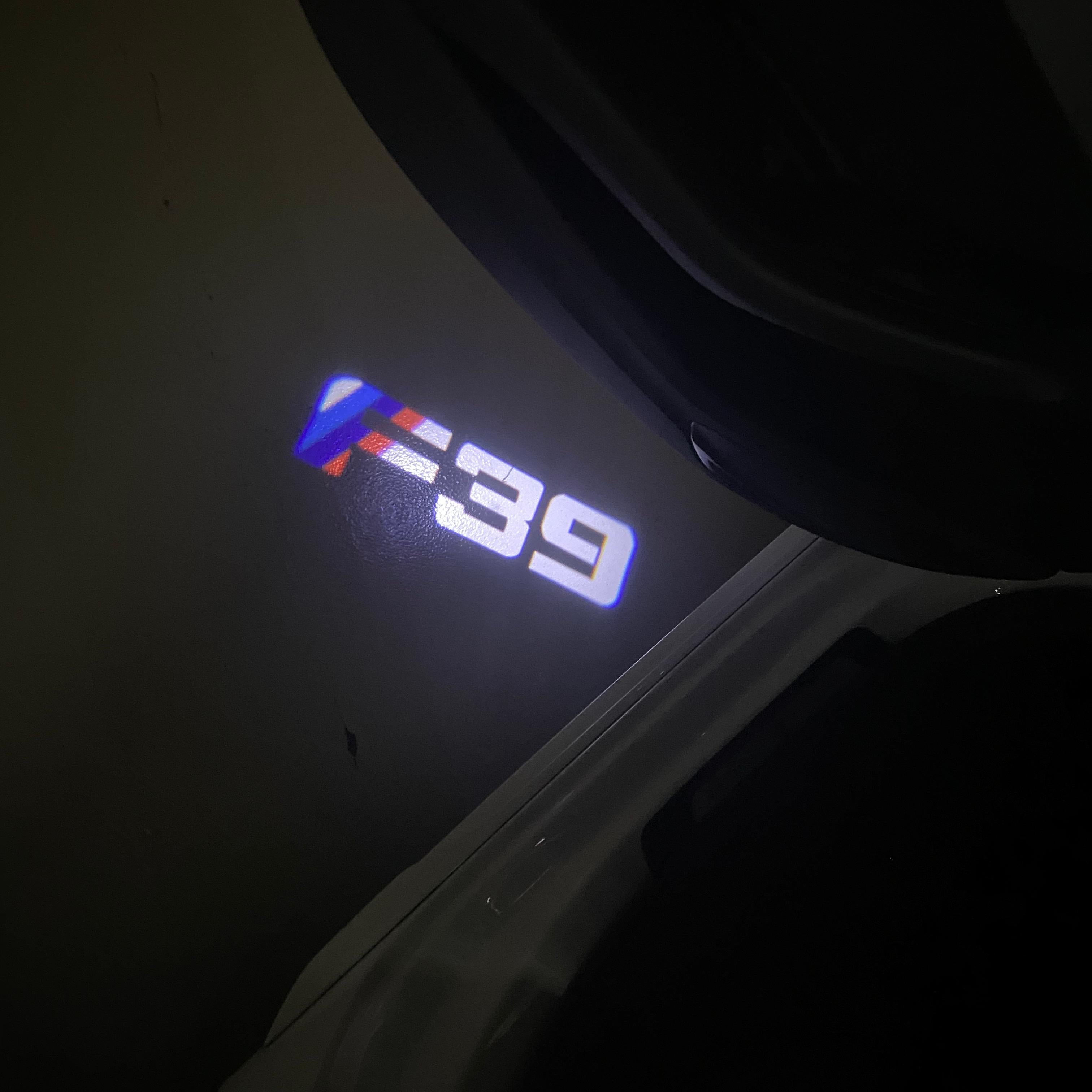 BMW M3 LOGO PROJECTOR LIGHTS Nr.24 (الكمية 1 = 1 مجموعة / 2 أضواء باب)