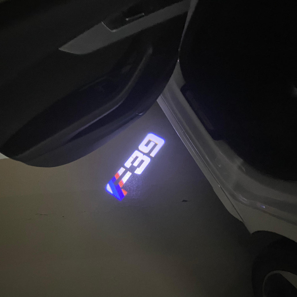 BMW M3 LOGO PROJECTOR LIGHTS Nr.24 (الكمية 1 = 1 مجموعة / 2 أضواء باب)