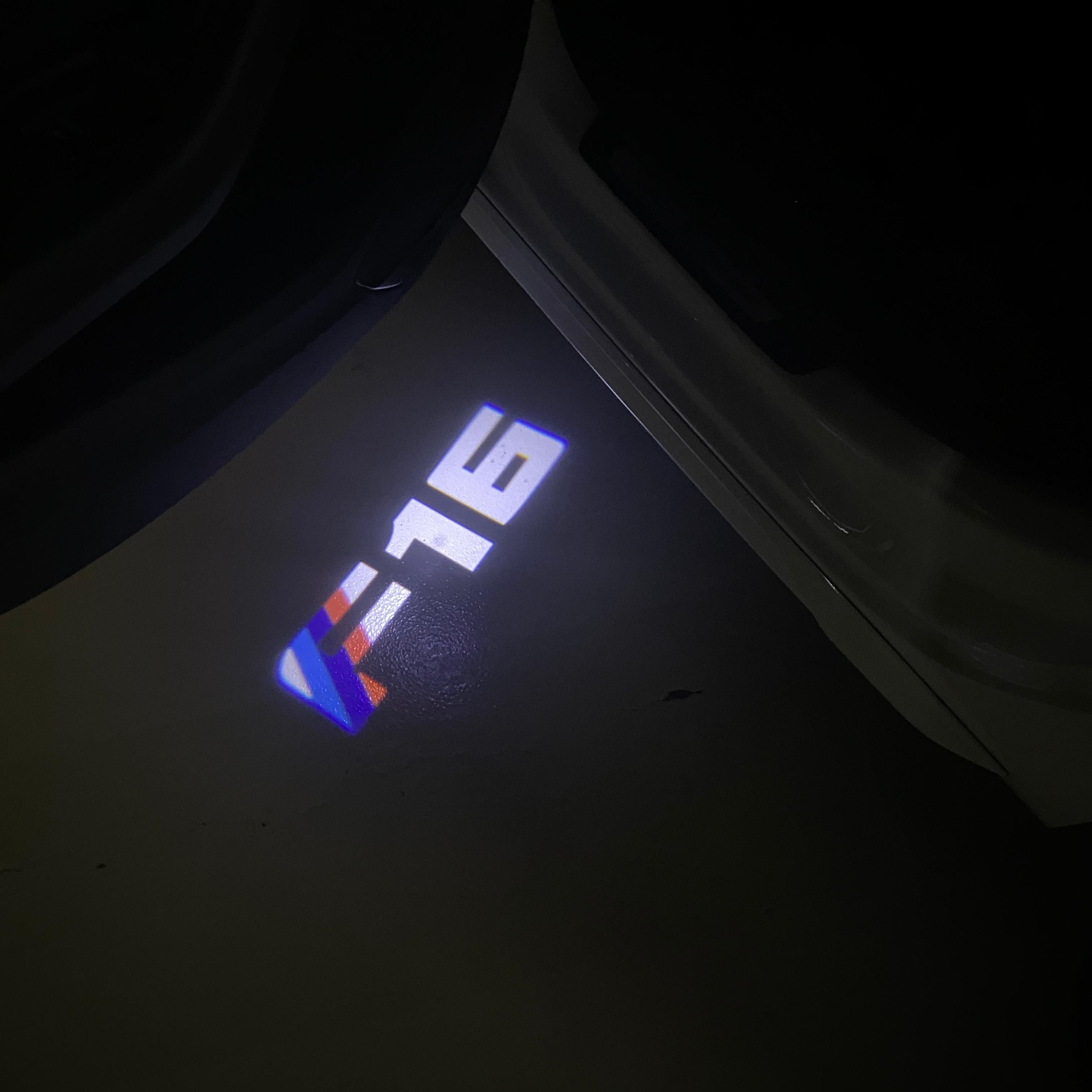 BMW M3 LOGO PROJECTOT LIGHTS Nr.24 (Menge 1 = 1 Sets/2 Türleuchten)