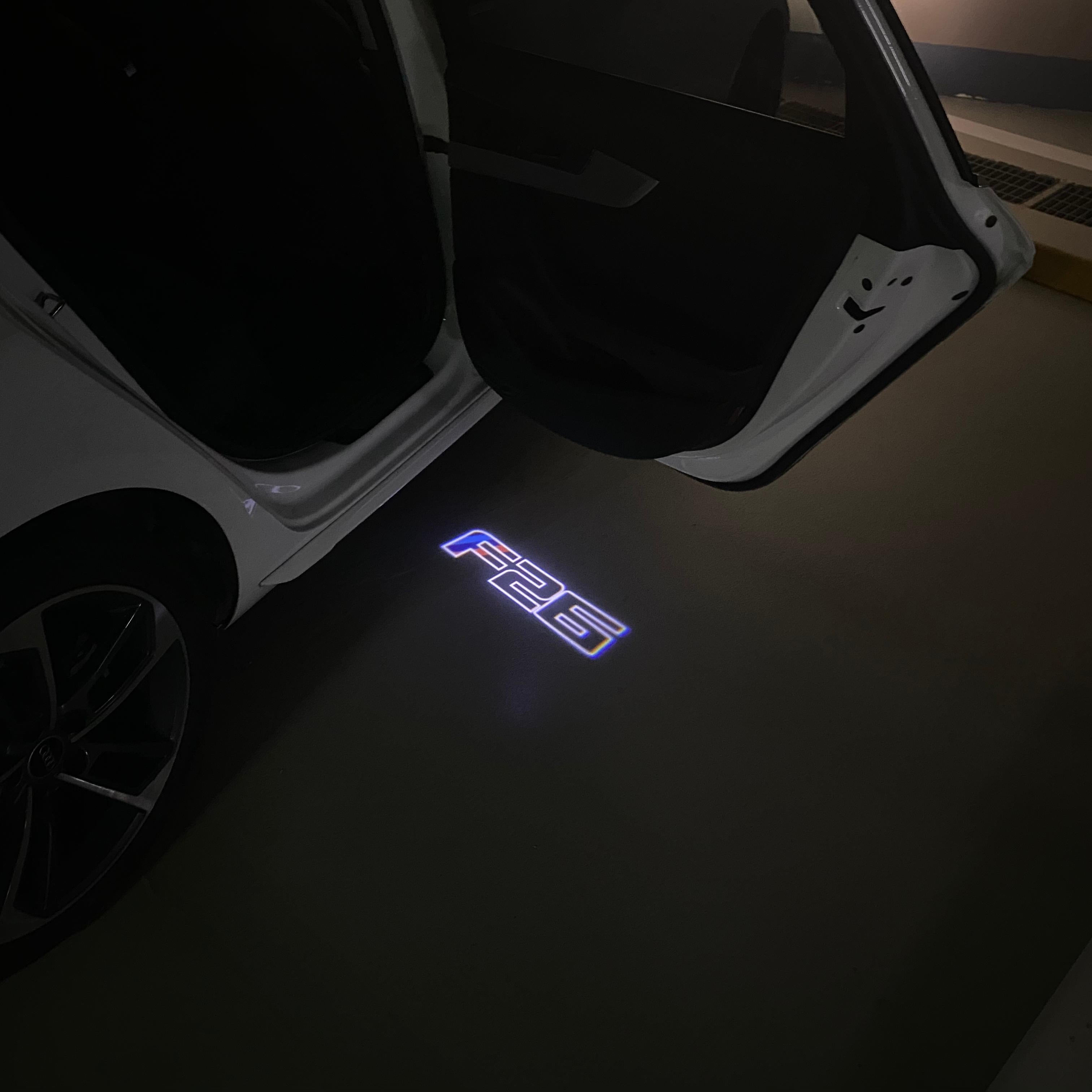 BMW M3 LOGO PROJECTOR LIGHTS Nr.24 (الكمية 1 = 1 مجموعة / 2 أضواء باب)