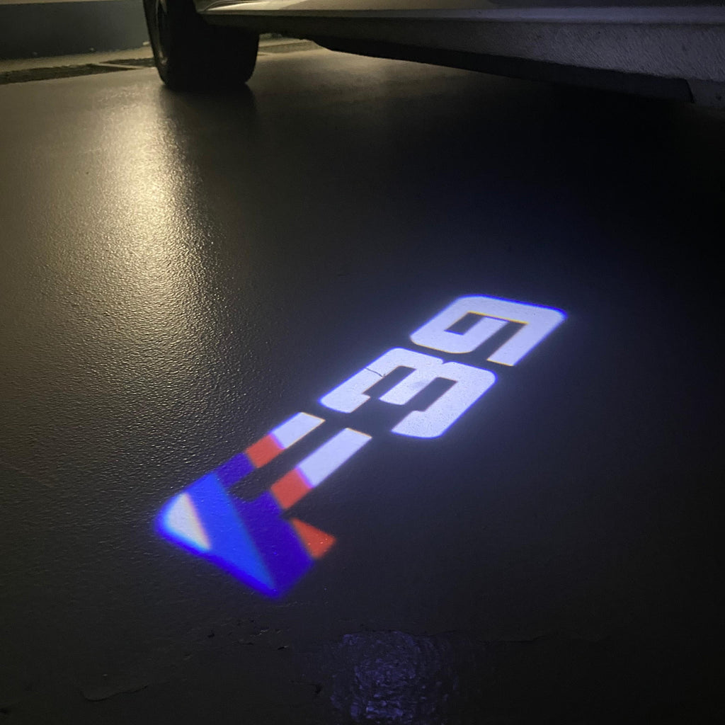 BMW M3 LOGO PROJECTOR LIGHTS Nr.24 (الكمية 1 = 1 مجموعة / 2 أضواء باب)