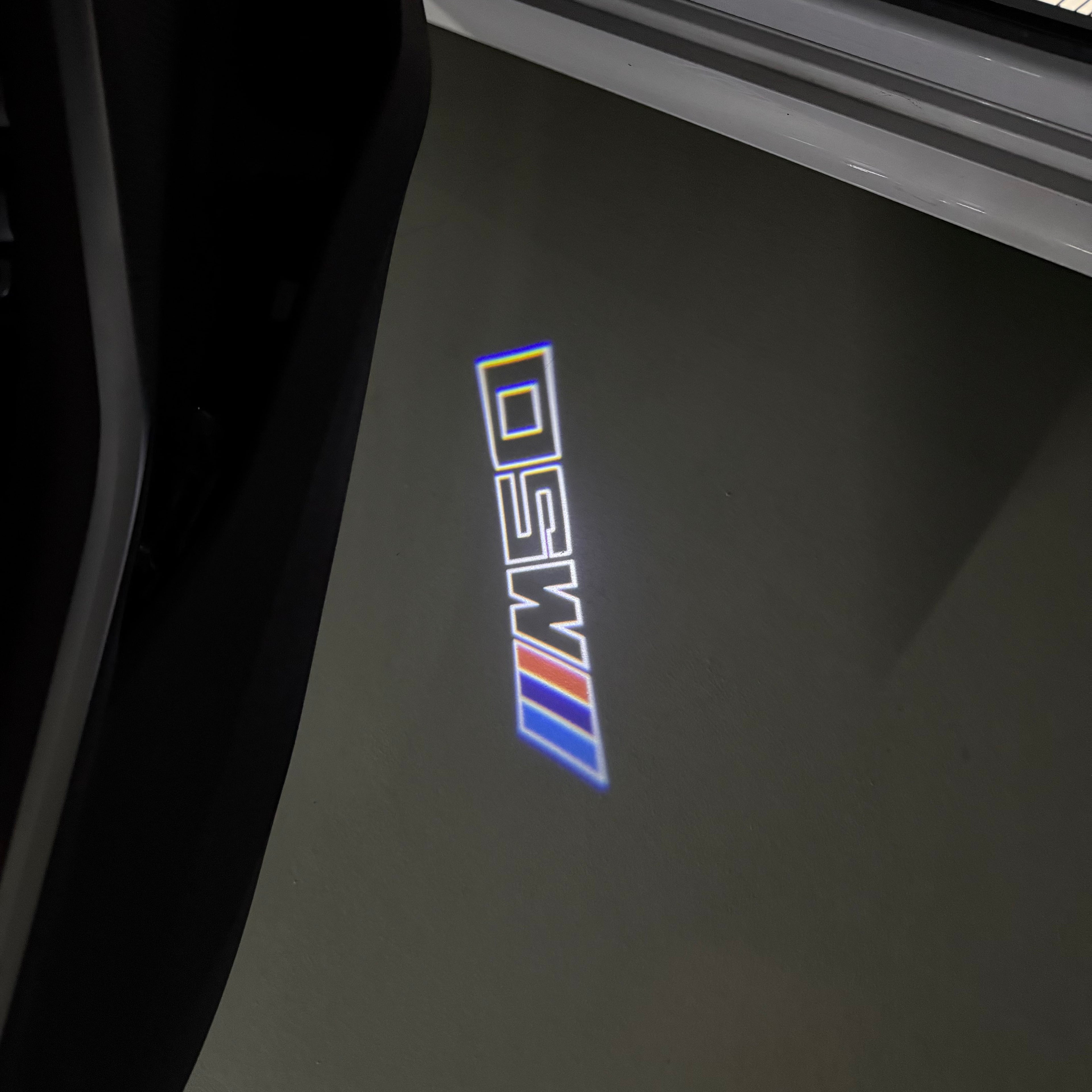 ÉCLAIRAGE DE PROJECTEUR BMW M3 LOGO Nr.24 (quantité 1 = 1 jeux / 2 feux de porte)