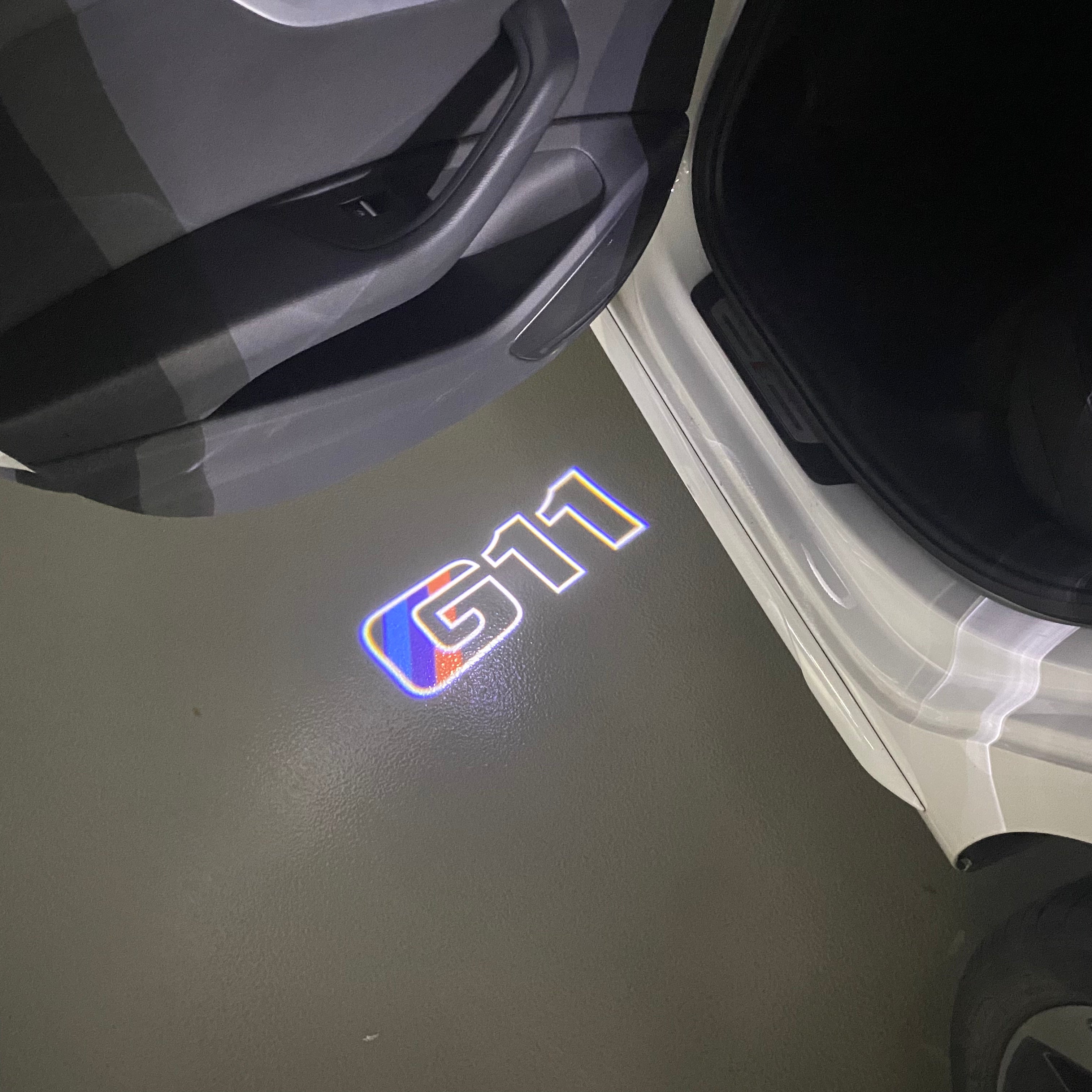 BMW M3 LOGO PROJECTOR LIGHTS Nr.24 (الكمية 1 = 1 مجموعة / 2 أضواء باب)