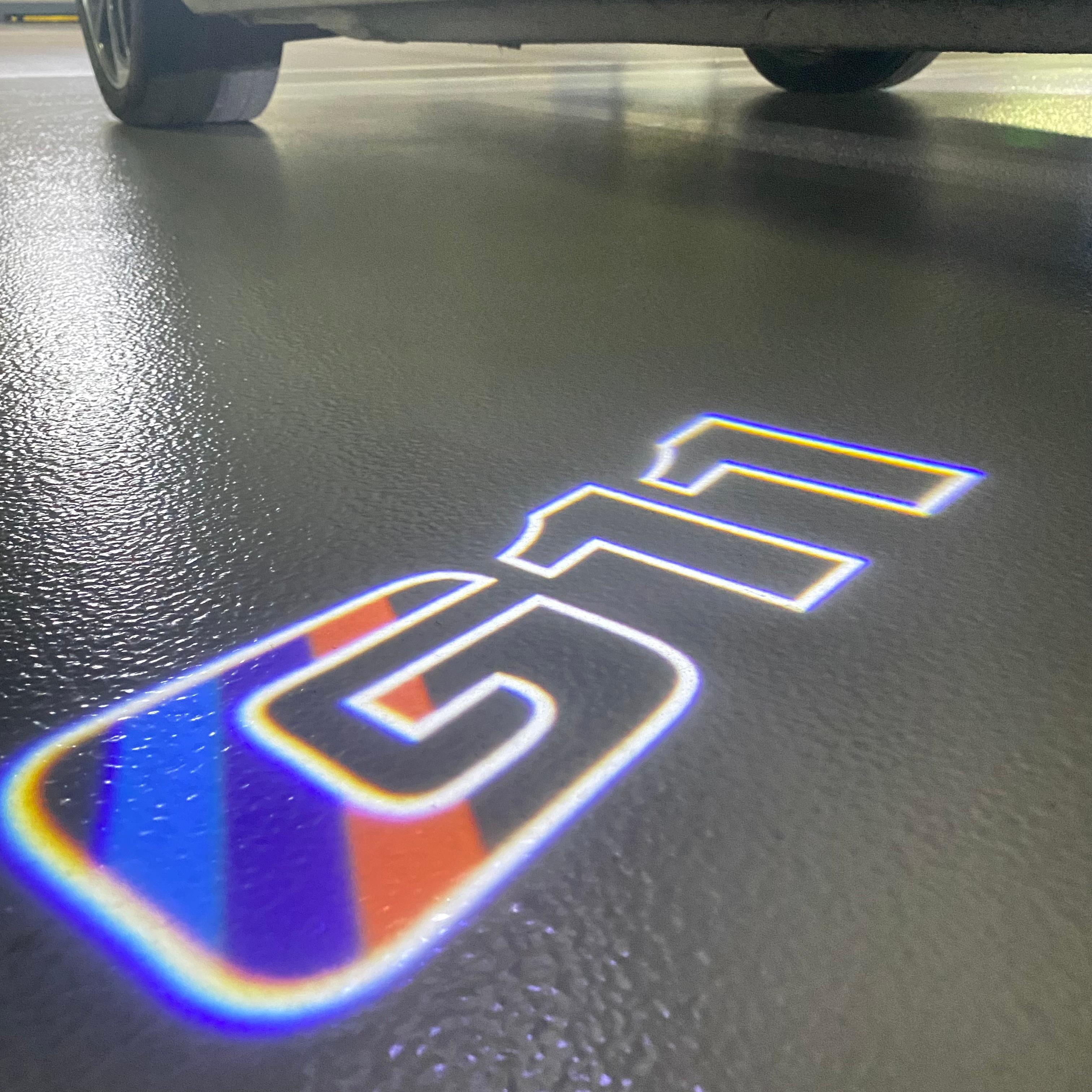 BMW M3 LOGO PROJECTOR LIGHTS Nr.24 (الكمية 1 = 1 مجموعة / 2 أضواء باب)