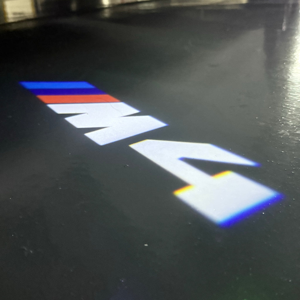 ÉCLAIRAGE DE PROJECTEUR BMW M3 LOGO Nr.24 (quantité 1 = 1 jeux / 2 feux de porte)