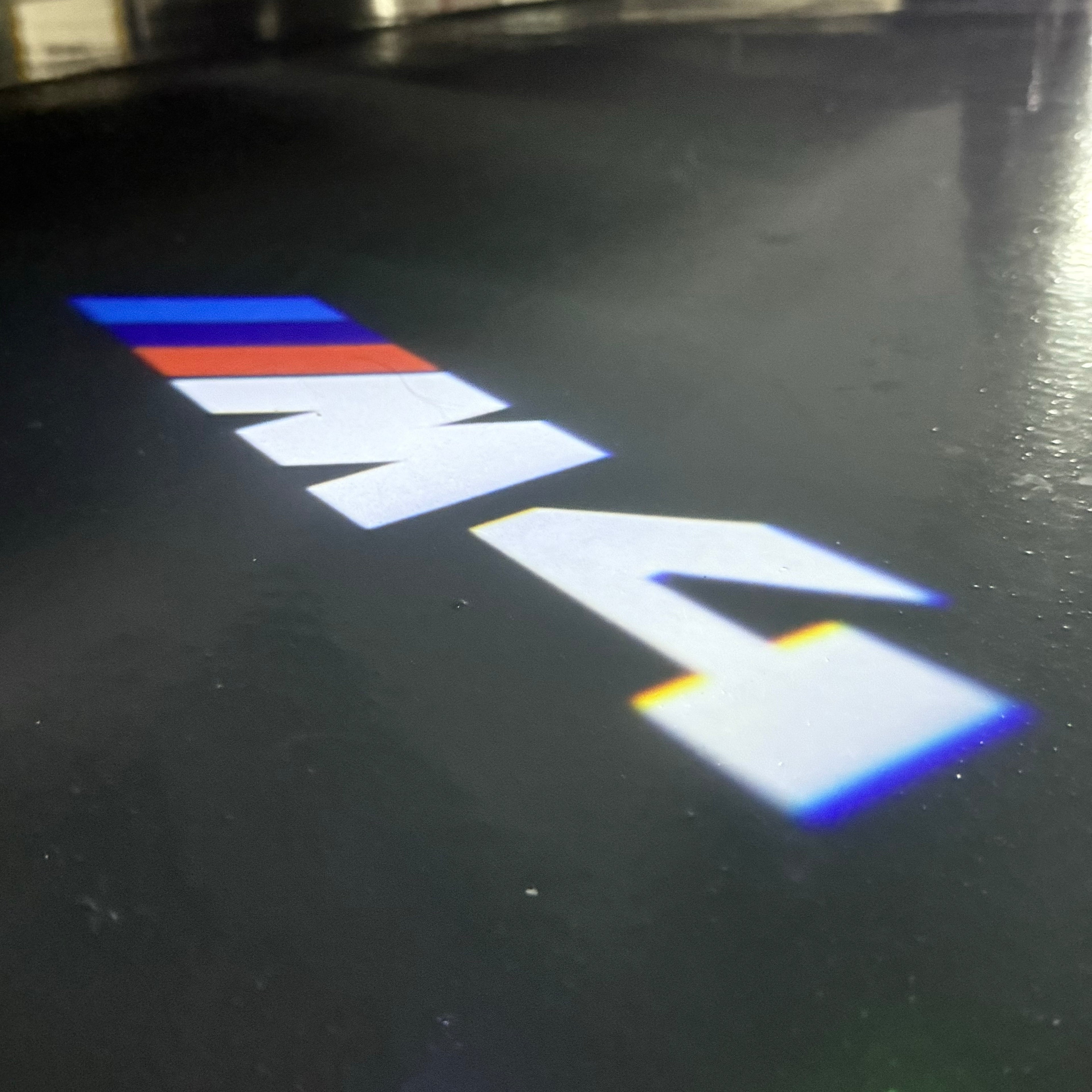 ÉCLAIRAGE DE PROJECTEUR BMW M3 LOGO Nr.24 (quantité 1 = 1 jeux / 2 feux de porte)