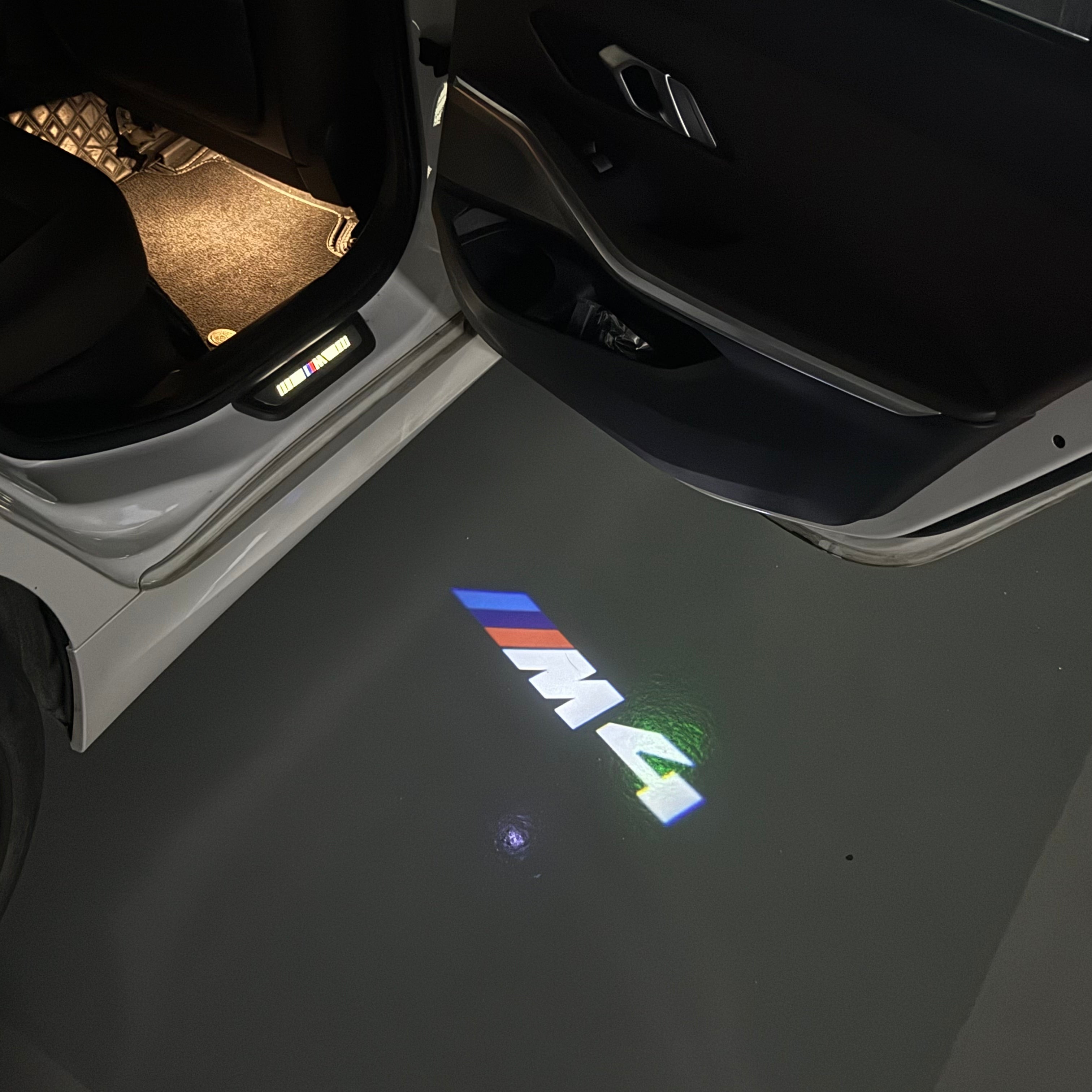 ÉCLAIRAGE DE PROJECTEUR BMW M3 LOGO Nr.24 (quantité 1 = 1 jeux / 2 feux de porte)