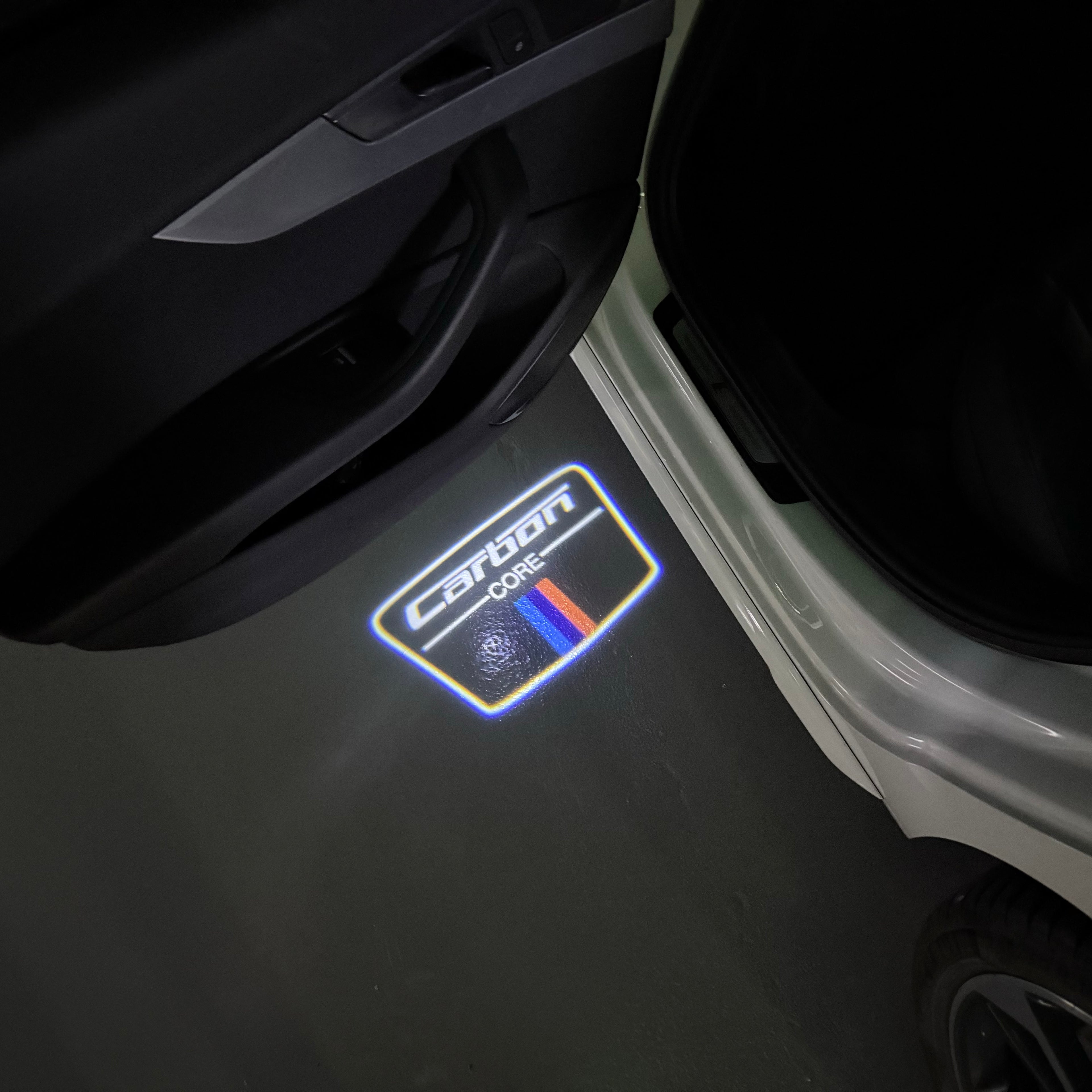 BMW M3 LOGO PROJECTOR LIGHTS Nr.24 (الكمية 1 = 1 مجموعة / 2 أضواء باب)