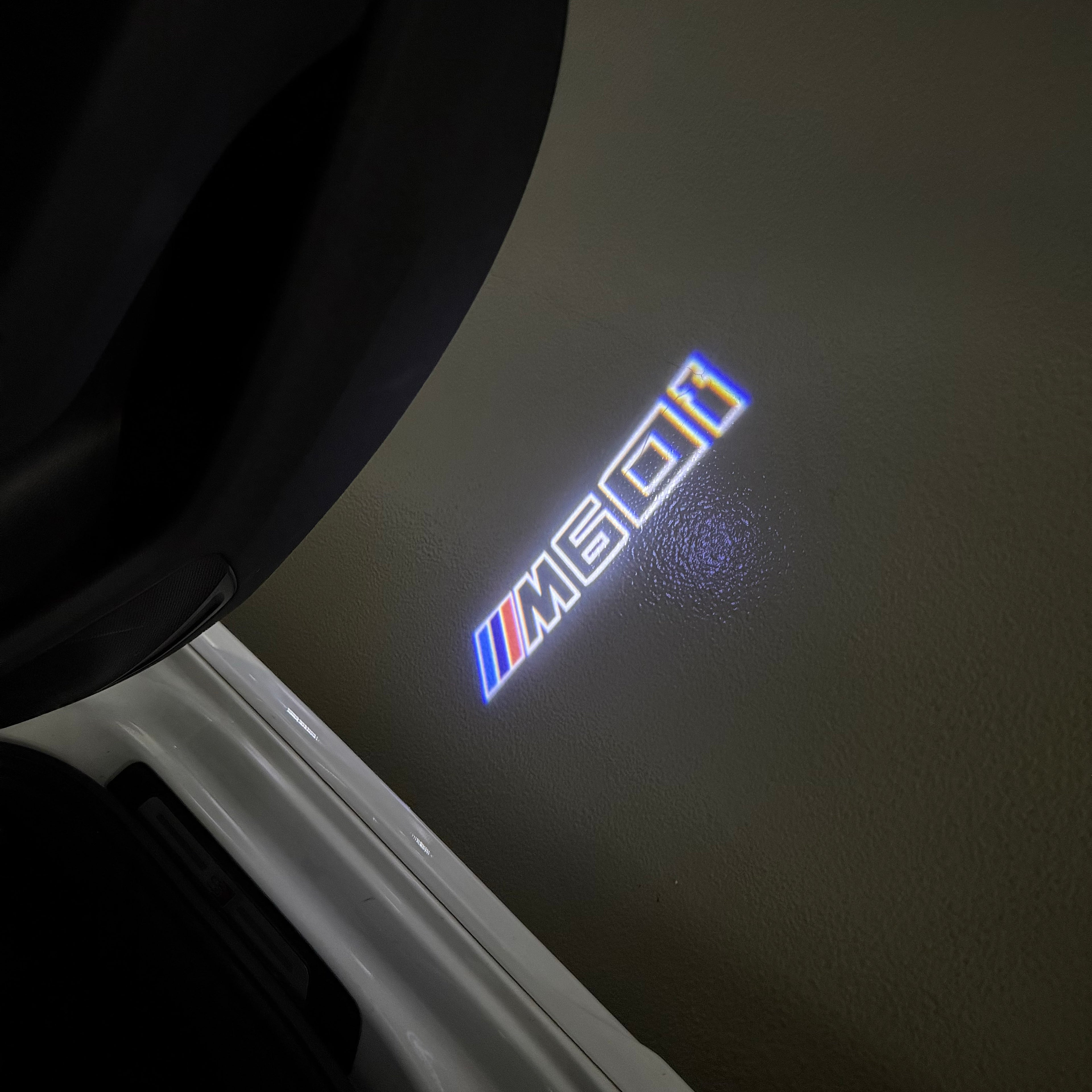 ÉCLAIRAGE DE PROJECTEUR BMW M3 LOGO Nr.24 (quantité 1 = 1 jeux / 2 feux de porte)
