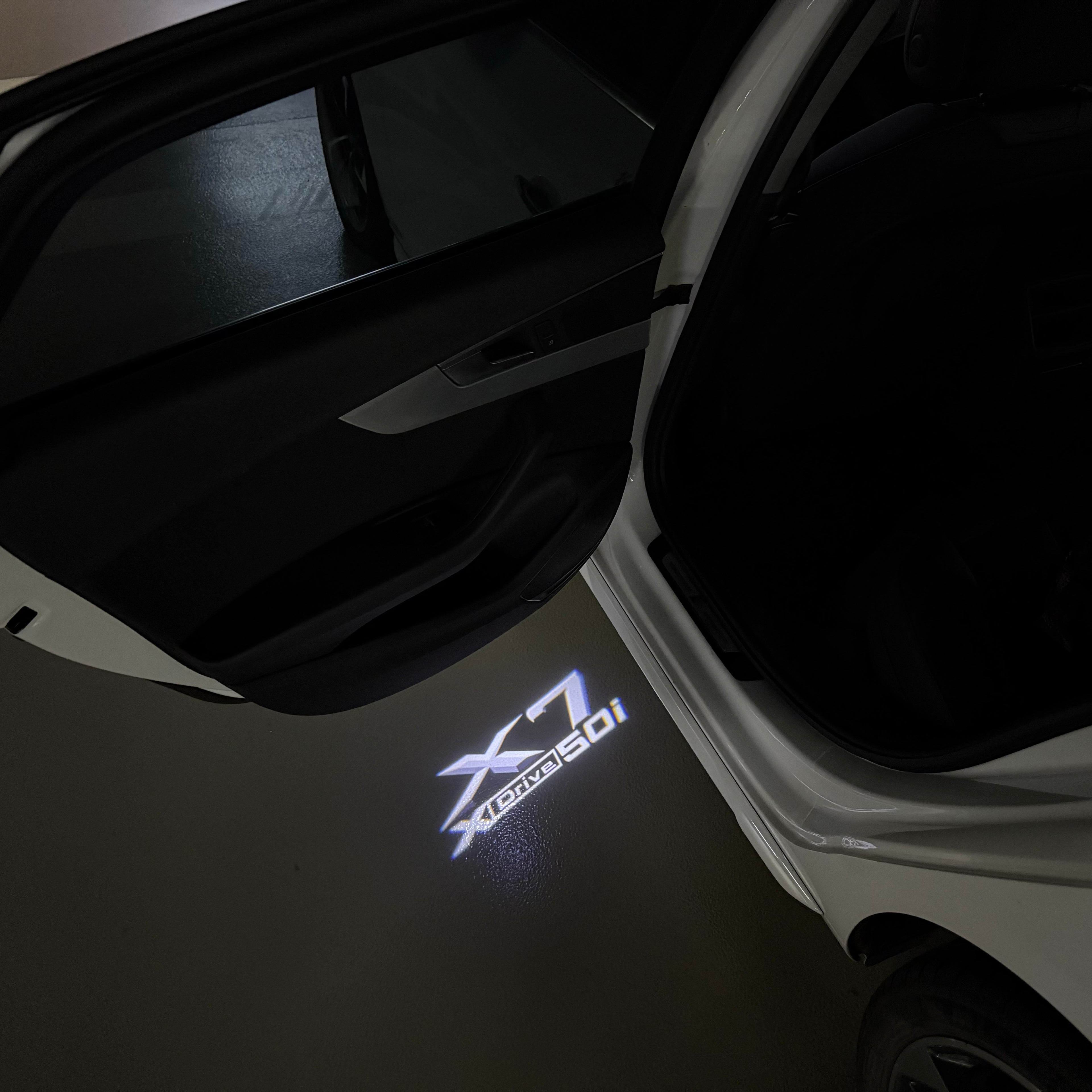 BMW X7 Xdrive 50i  LOGO PROJECTOT LIGHTS (quantity 1 = 1 sets/2 door lights) Nr.6024q0t0110