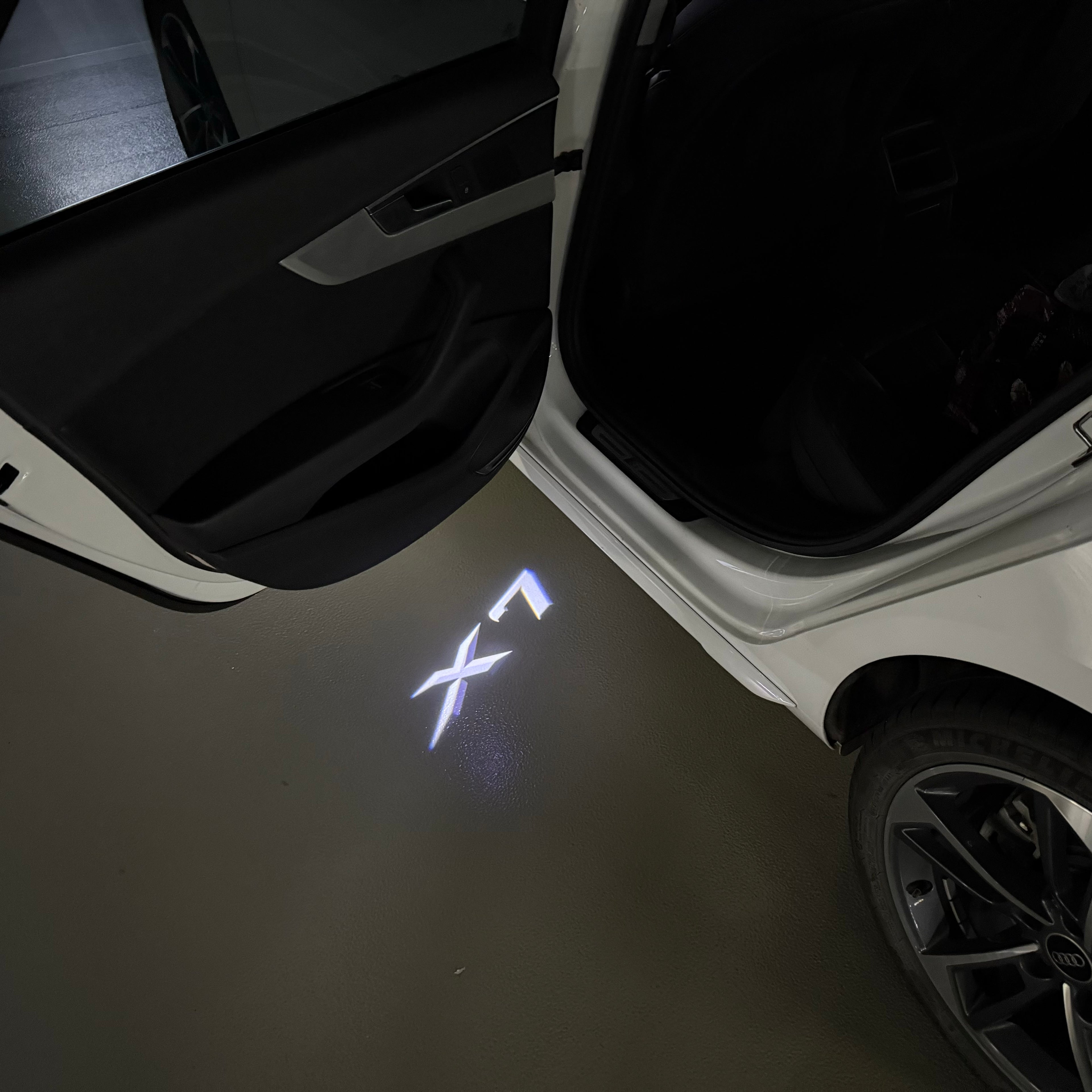 BMW M3 LOGO PROJECTOT LIGHTS Nr.24 (Menge 1 = 1 Sets/2 Türleuchten)