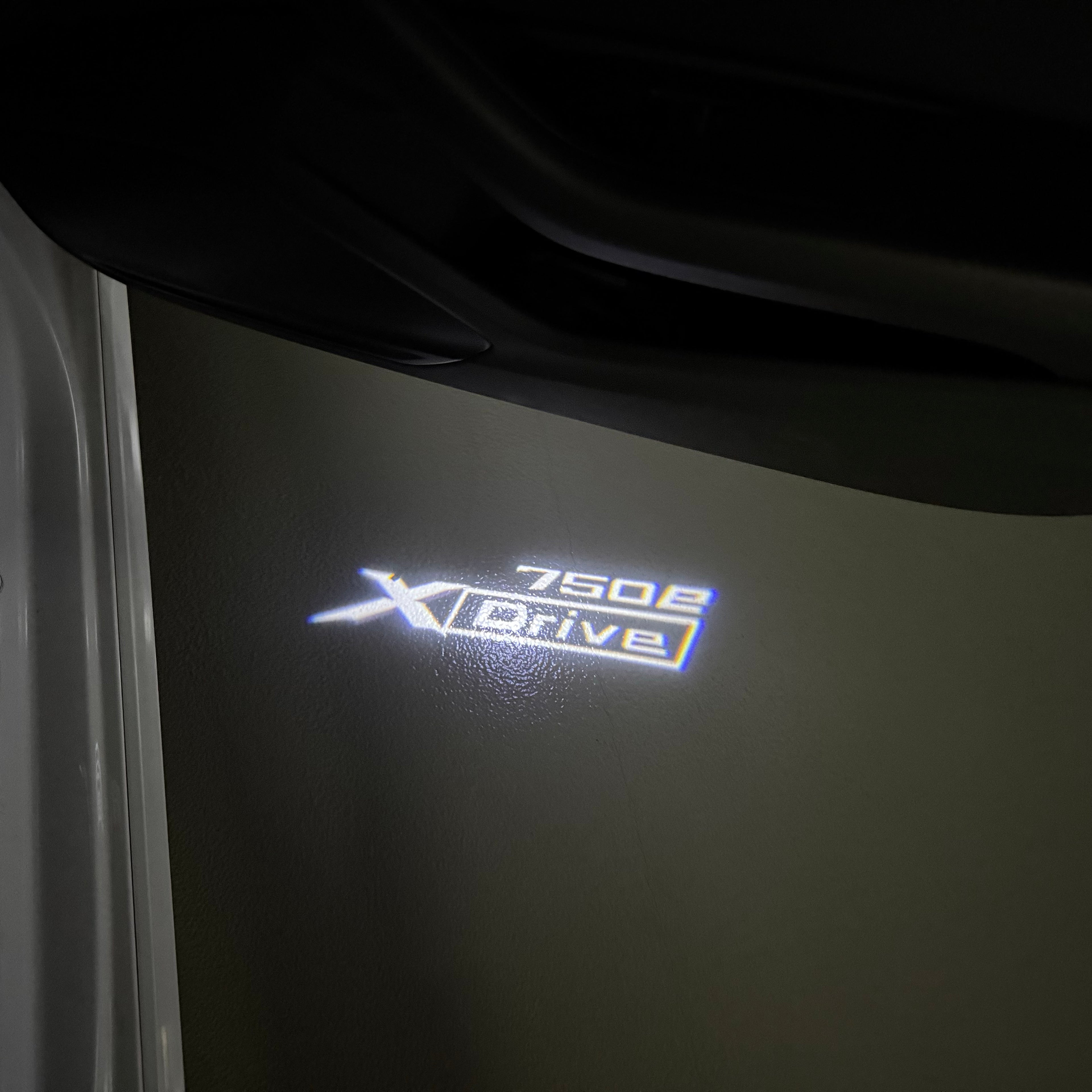 BMW M3 LOGO PROJECTOR LIGHTS Nr.24 (الكمية 1 = 1 مجموعة / 2 أضواء باب)