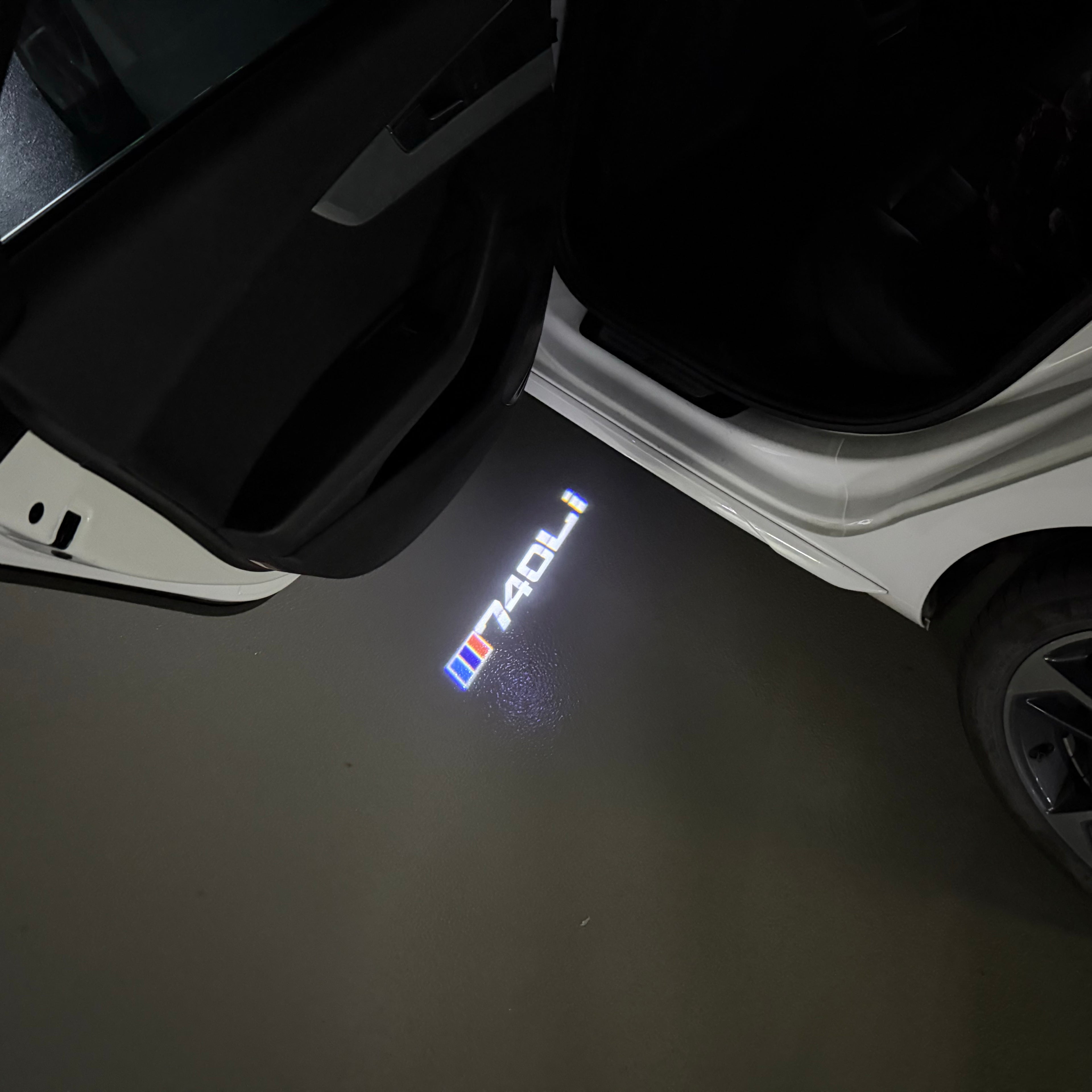 BMW M3 LOGO PROJECTOR LIGHTS Nr.24 (الكمية 1 = 1 مجموعة / 2 أضواء باب)