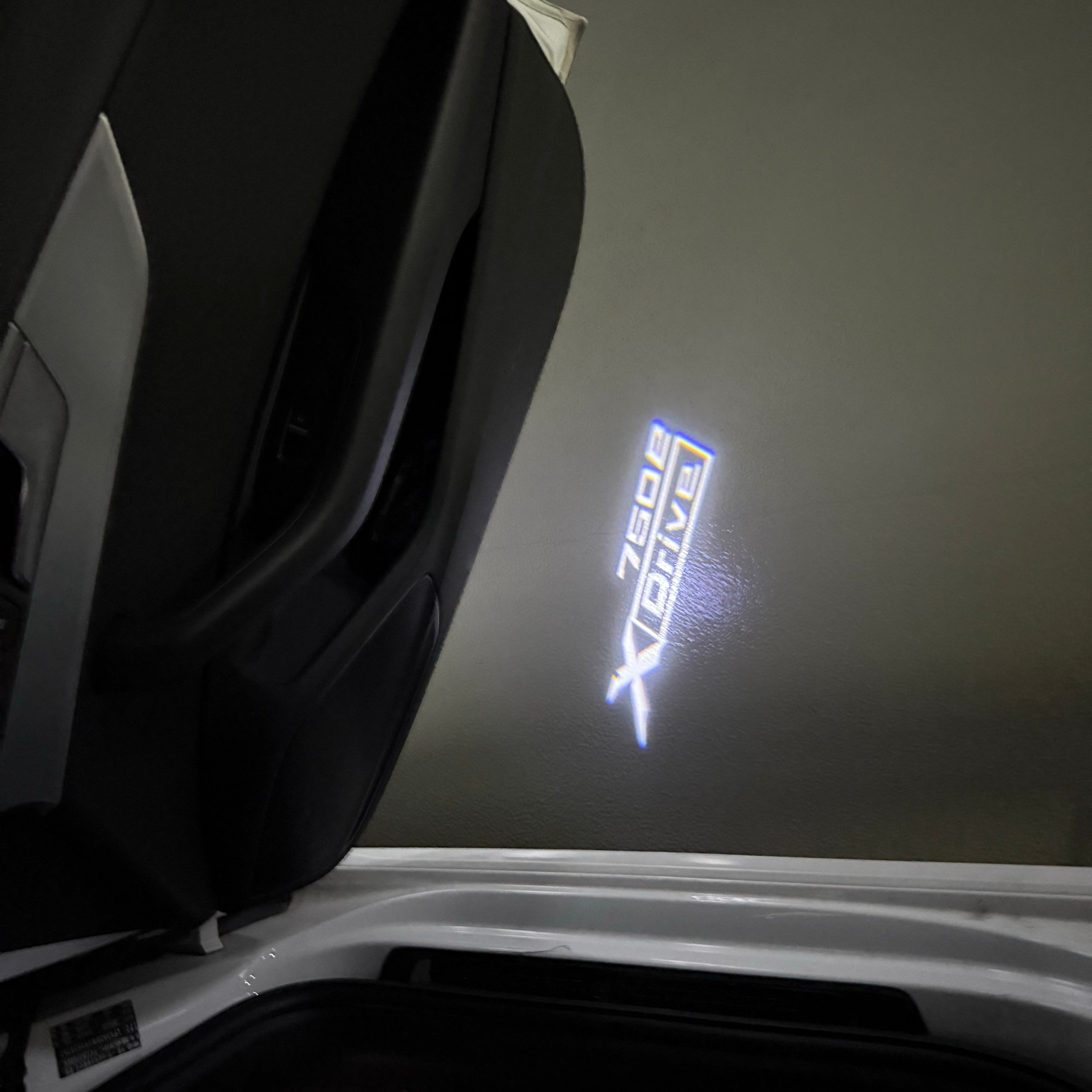 BMW M3 LOGO PROJECTOR LIGHTS Nr.24 (الكمية 1 = 1 مجموعة / 2 أضواء باب)