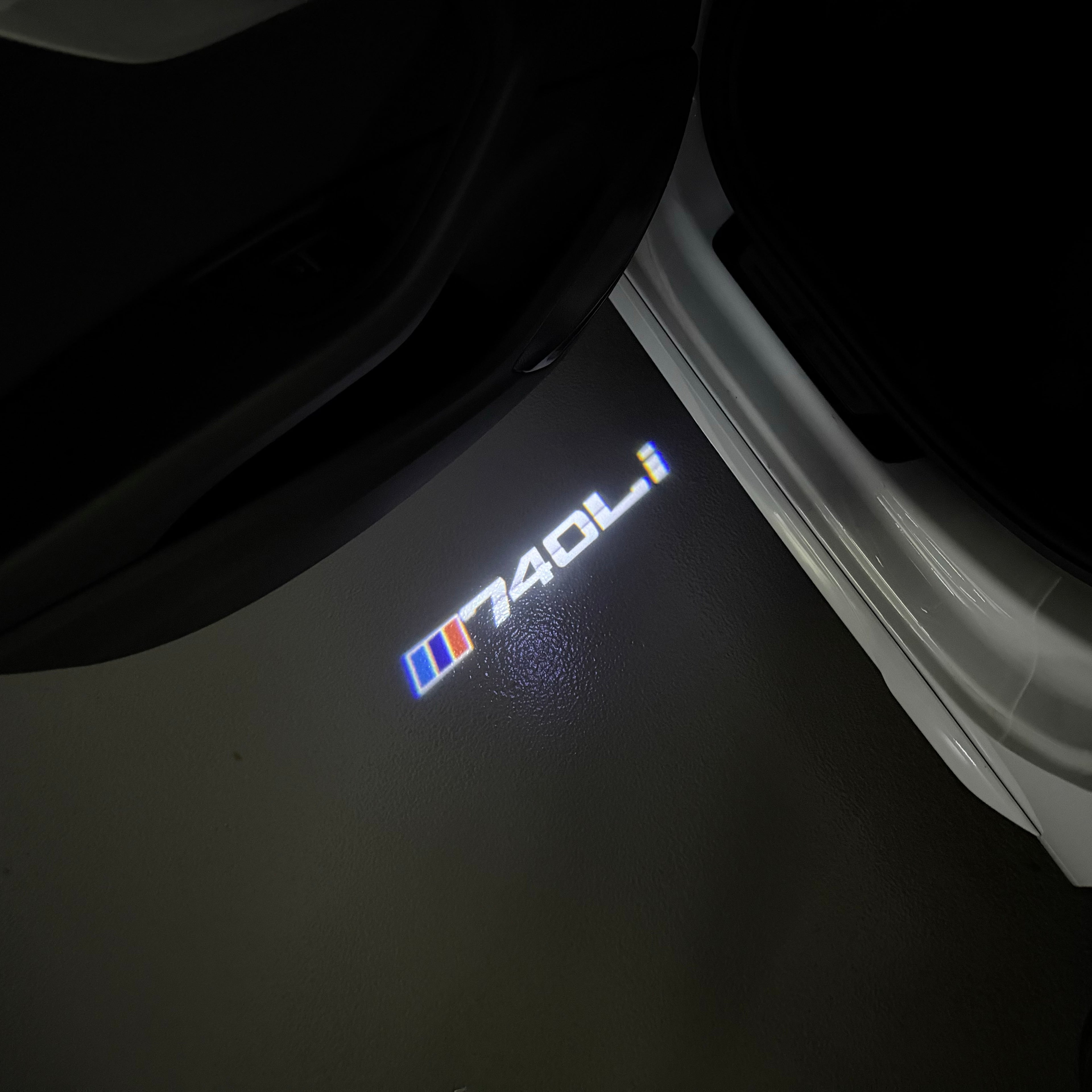 BMW M3 LOGO PROJECTOR LIGHTS Nr.24 (الكمية 1 = 1 مجموعة / 2 أضواء باب)