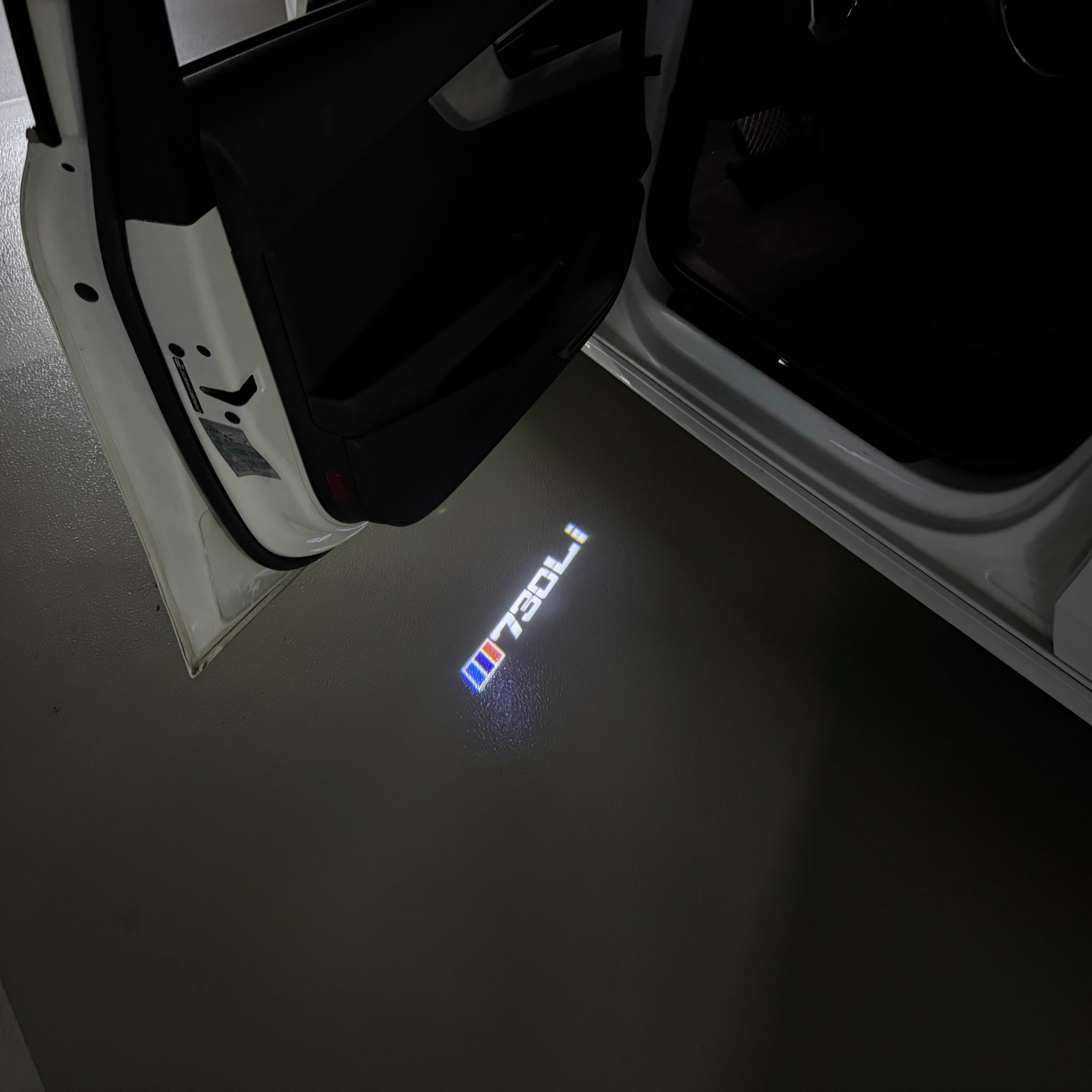 BMW M3 LOGO PROJECTOR LIGHTS Nr.24 (الكمية 1 = 1 مجموعة / 2 أضواء باب)