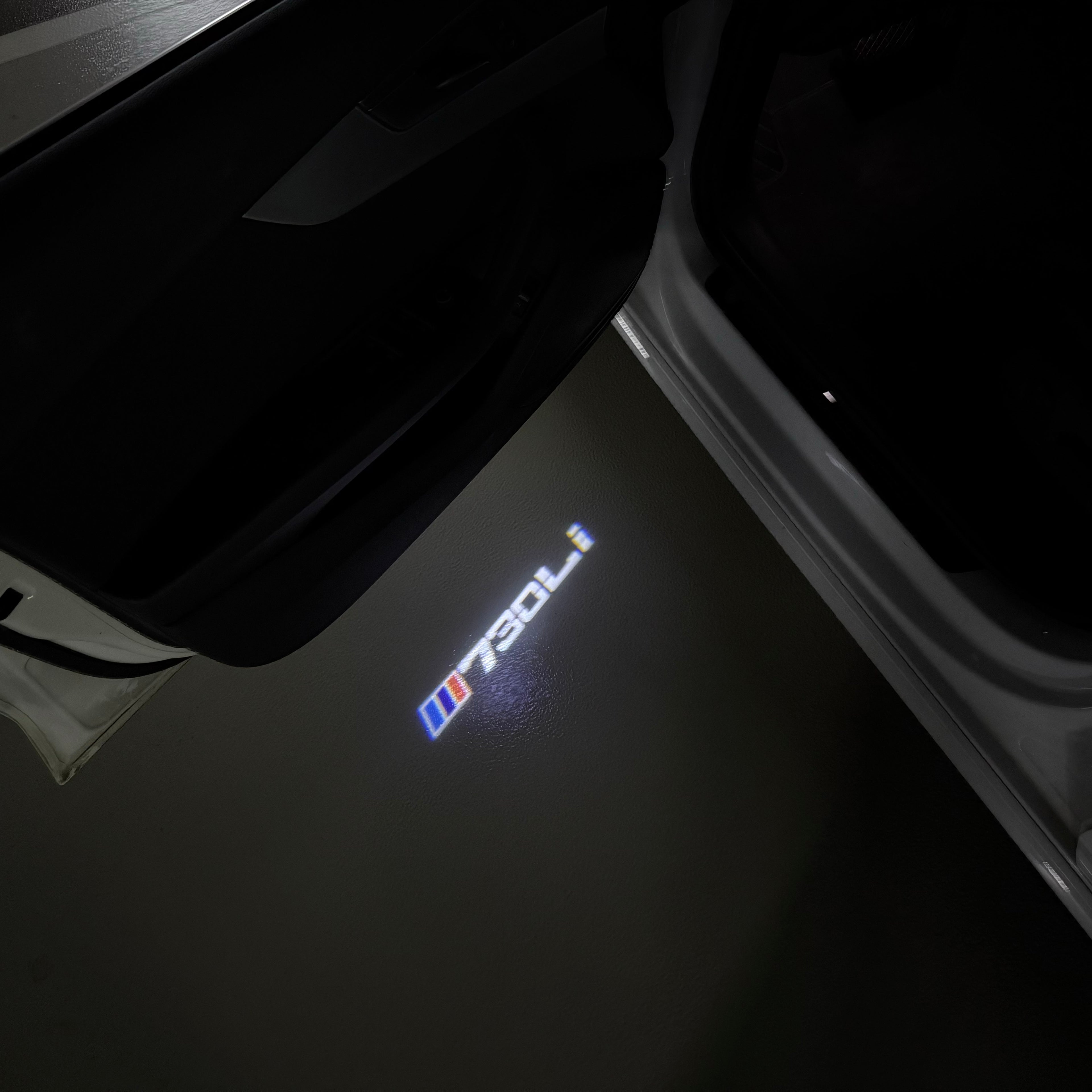 BMW M3 LOGO PROJECTOR LIGHTS Nr.24 (الكمية 1 = 1 مجموعة / 2 أضواء باب)