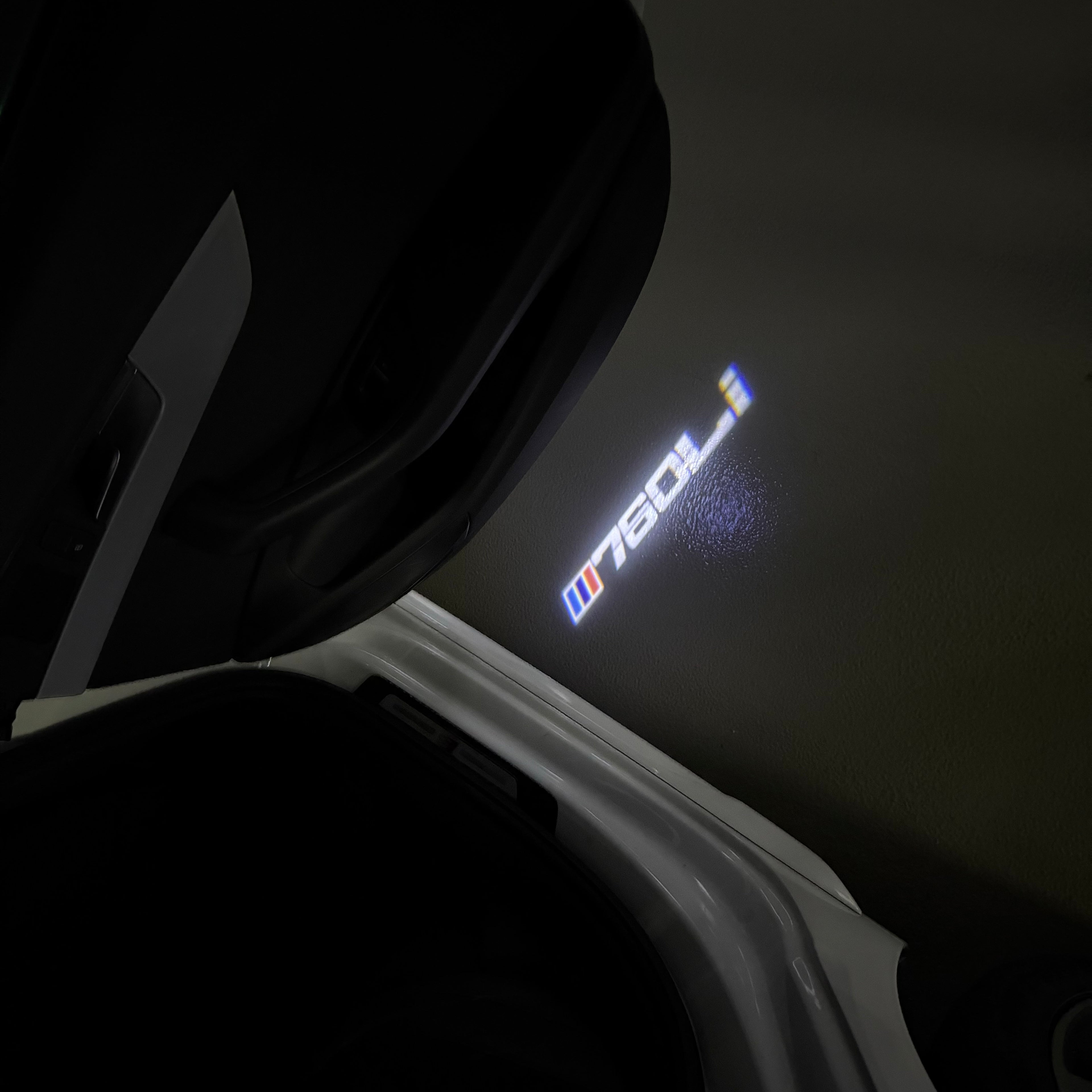 BMW M3 LOGO PROJECTOR LIGHTS Nr.24 (الكمية 1 = 1 مجموعة / 2 أضواء باب)