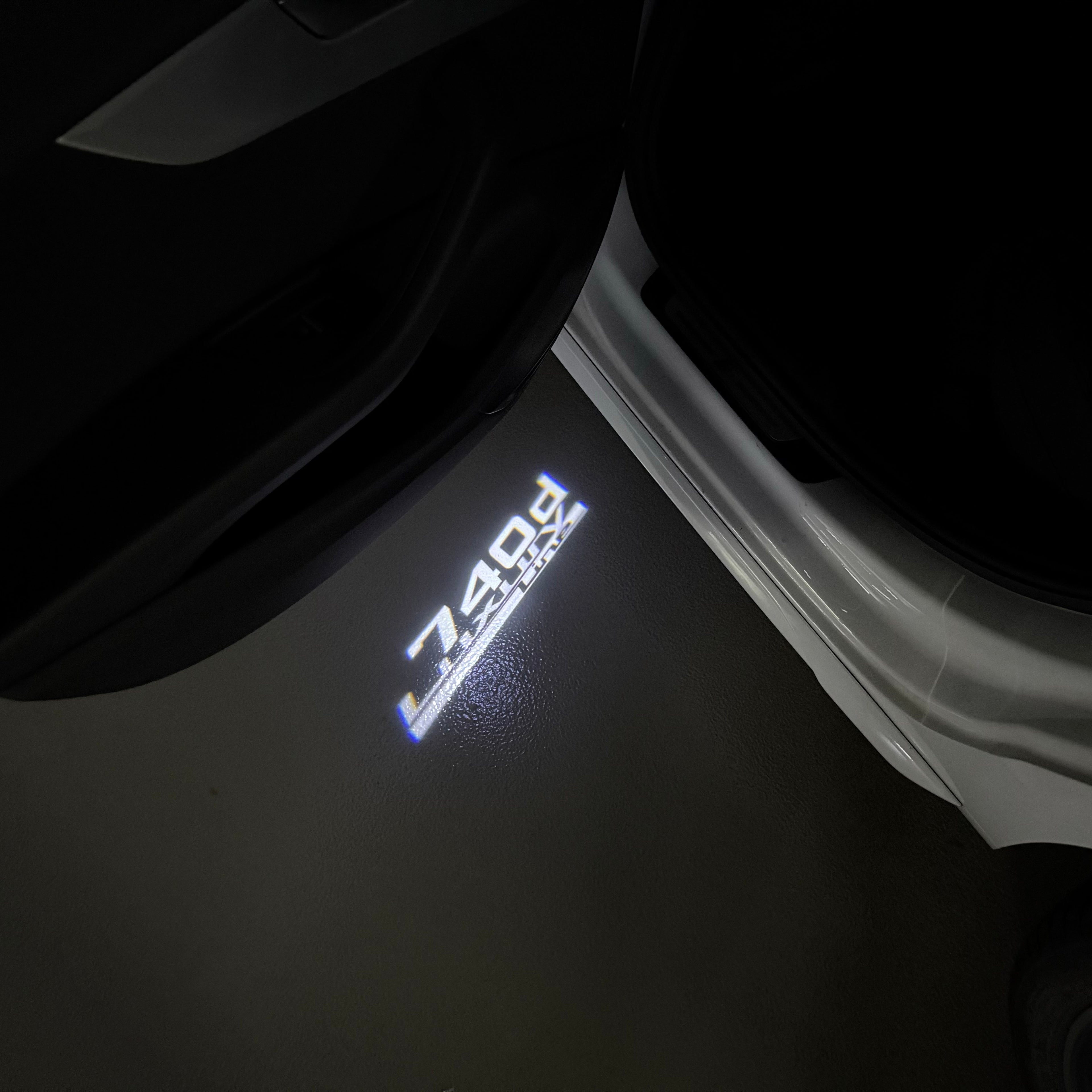BMW M3 LOGO PROJECTOR LIGHTS Nr.24 (الكمية 1 = 1 مجموعة / 2 أضواء باب)