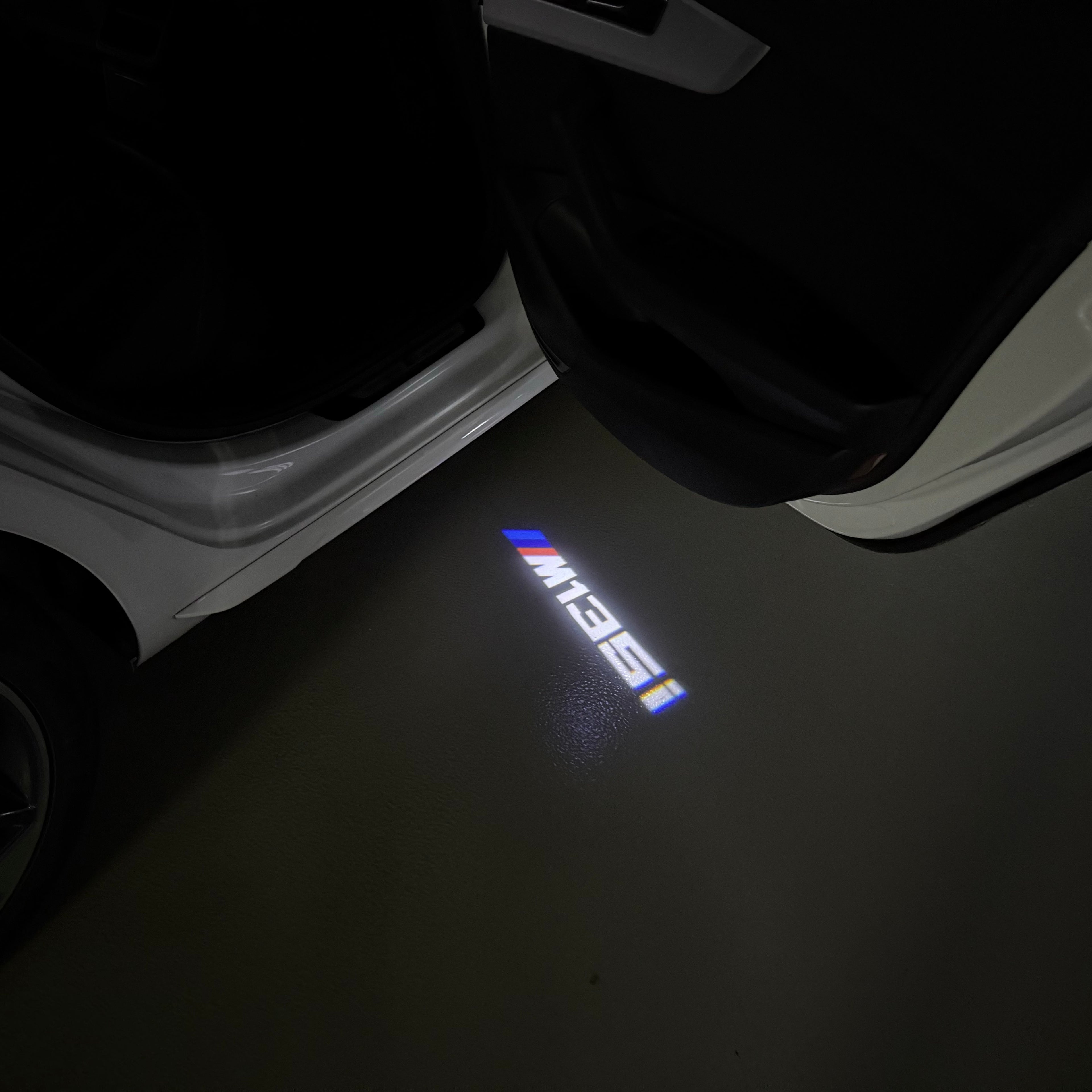 BMW M3 LOGO PROJECTOT LIGHTS Nr.24 (Menge 1 = 1 Sets/2 Türleuchten)