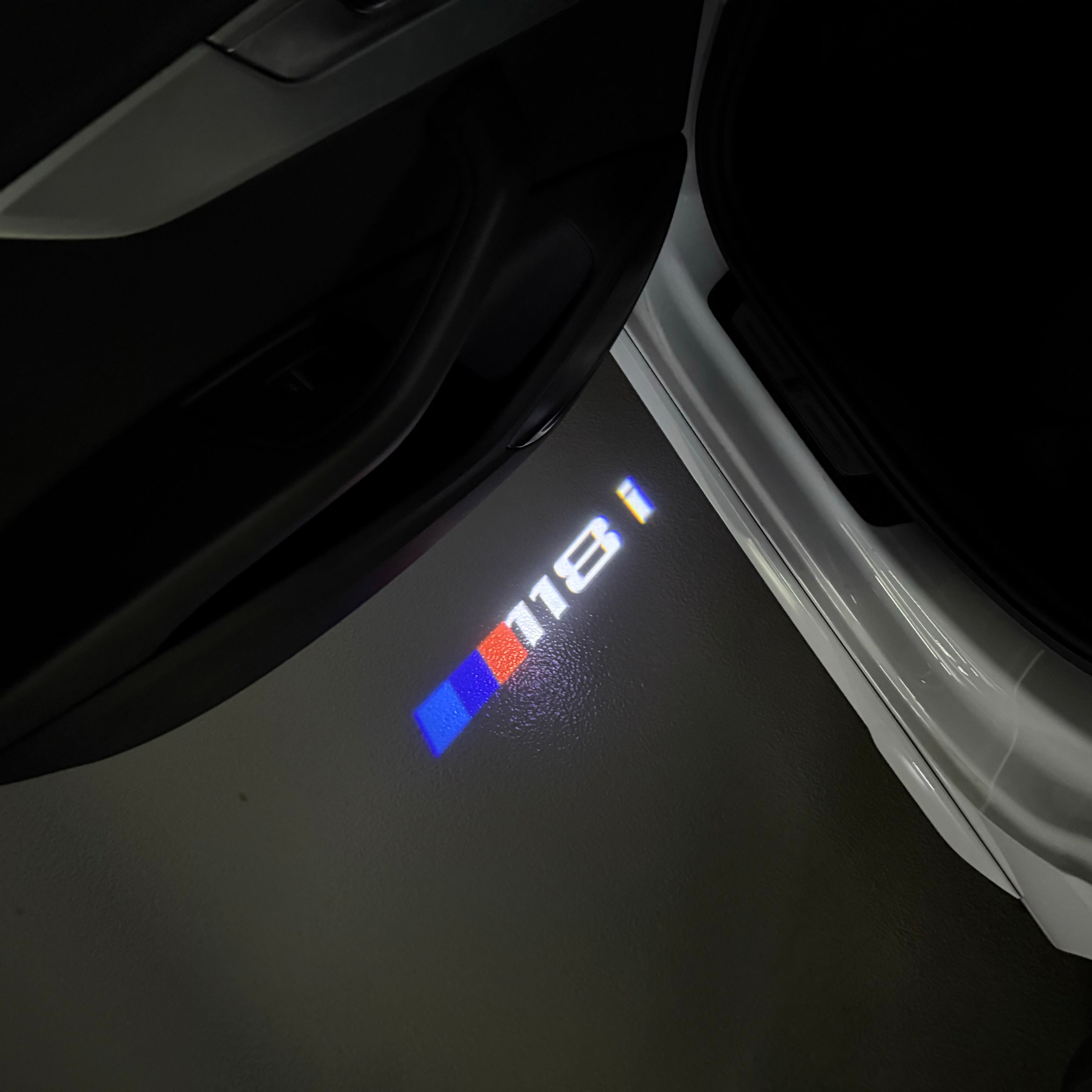 BMW M3 LOGO PROJECTOT LIGHTS Nr.24 (Menge 1 = 1 Sets/2 Türleuchten)