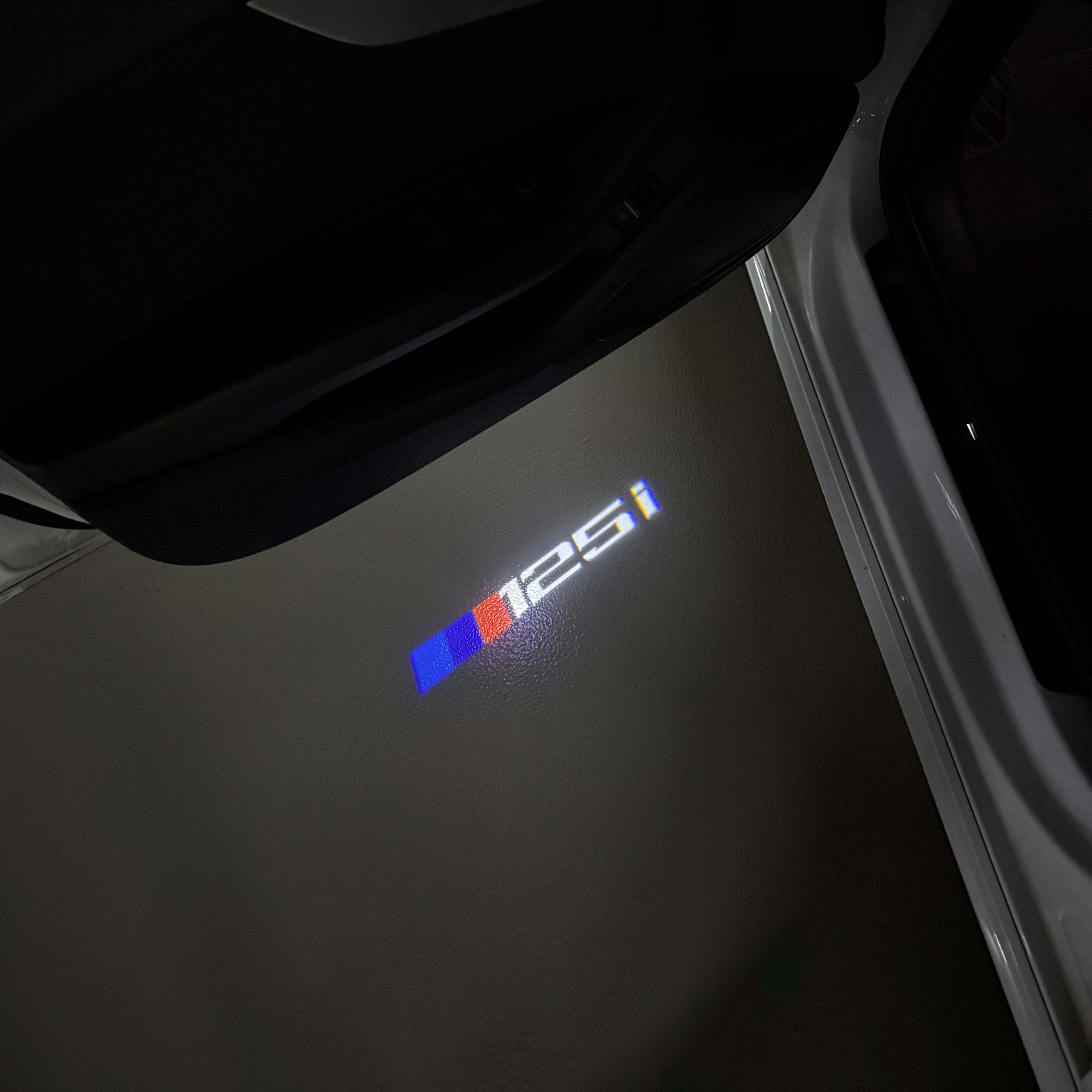 BMW M3 LOGO PROJECTOT LIGHTS Nr.24 (Menge 1 = 1 Sets/2 Türleuchten)