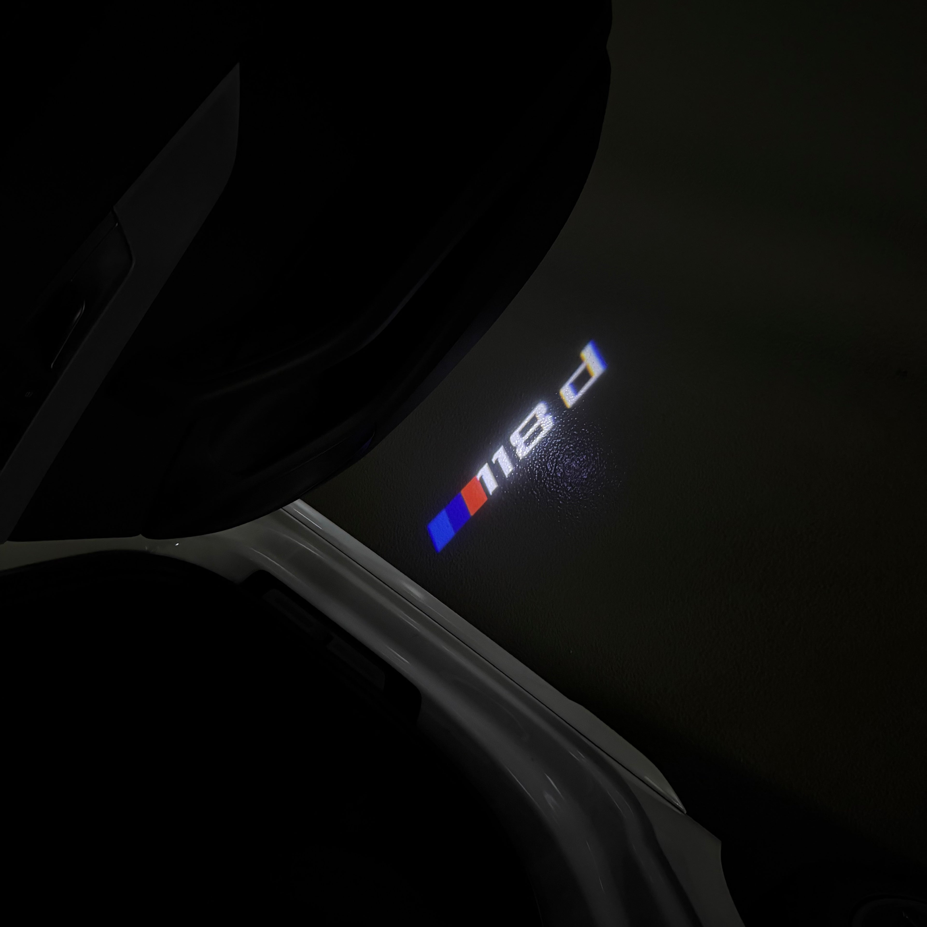 ÉCLAIRAGE DE PROJECTEUR BMW M3 LOGO Nr.24 (quantité 1 = 1 jeux / 2 feux de porte)
