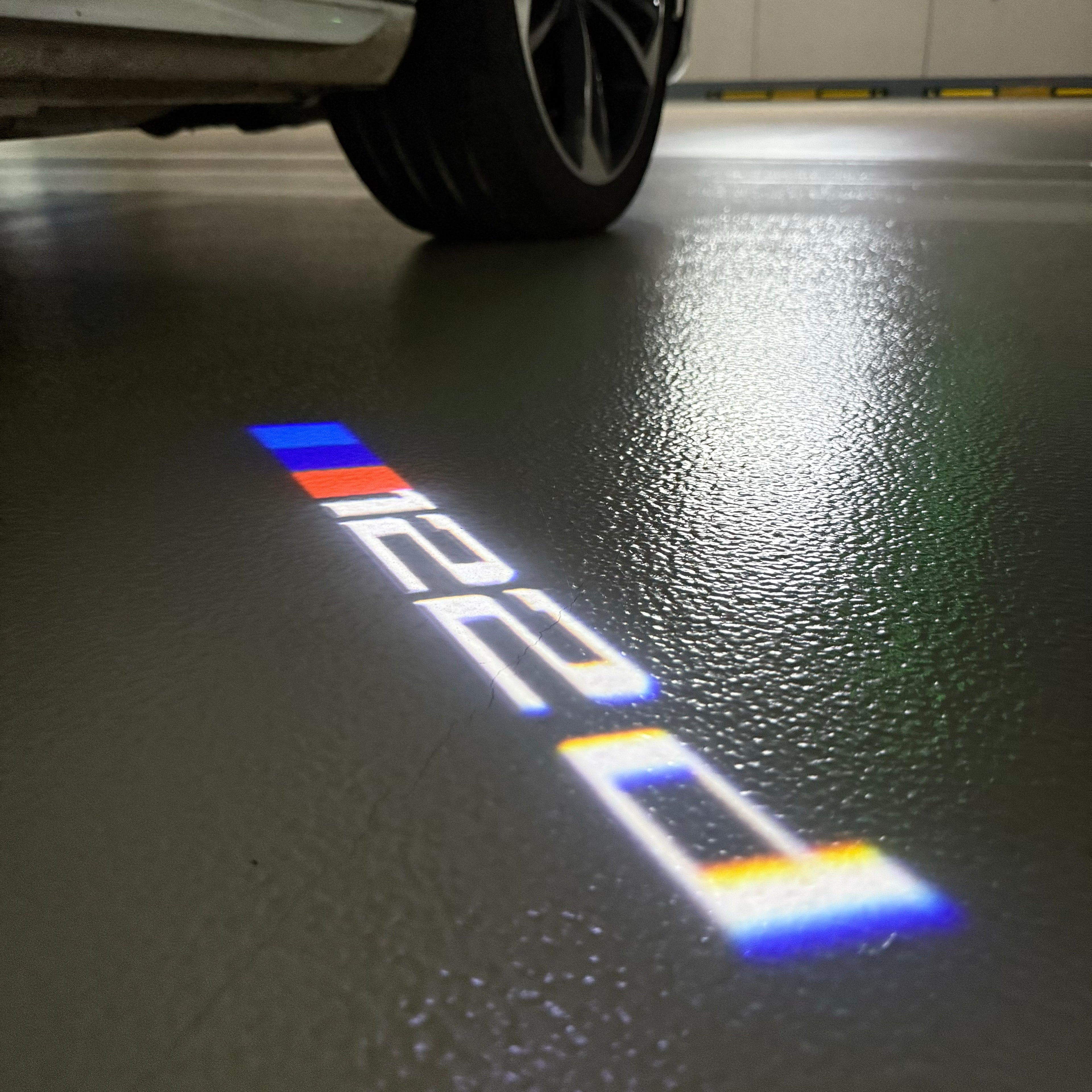 ÉCLAIRAGE DE PROJECTEUR BMW M3 LOGO Nr.24 (quantité 1 = 1 jeux / 2 feux de porte)