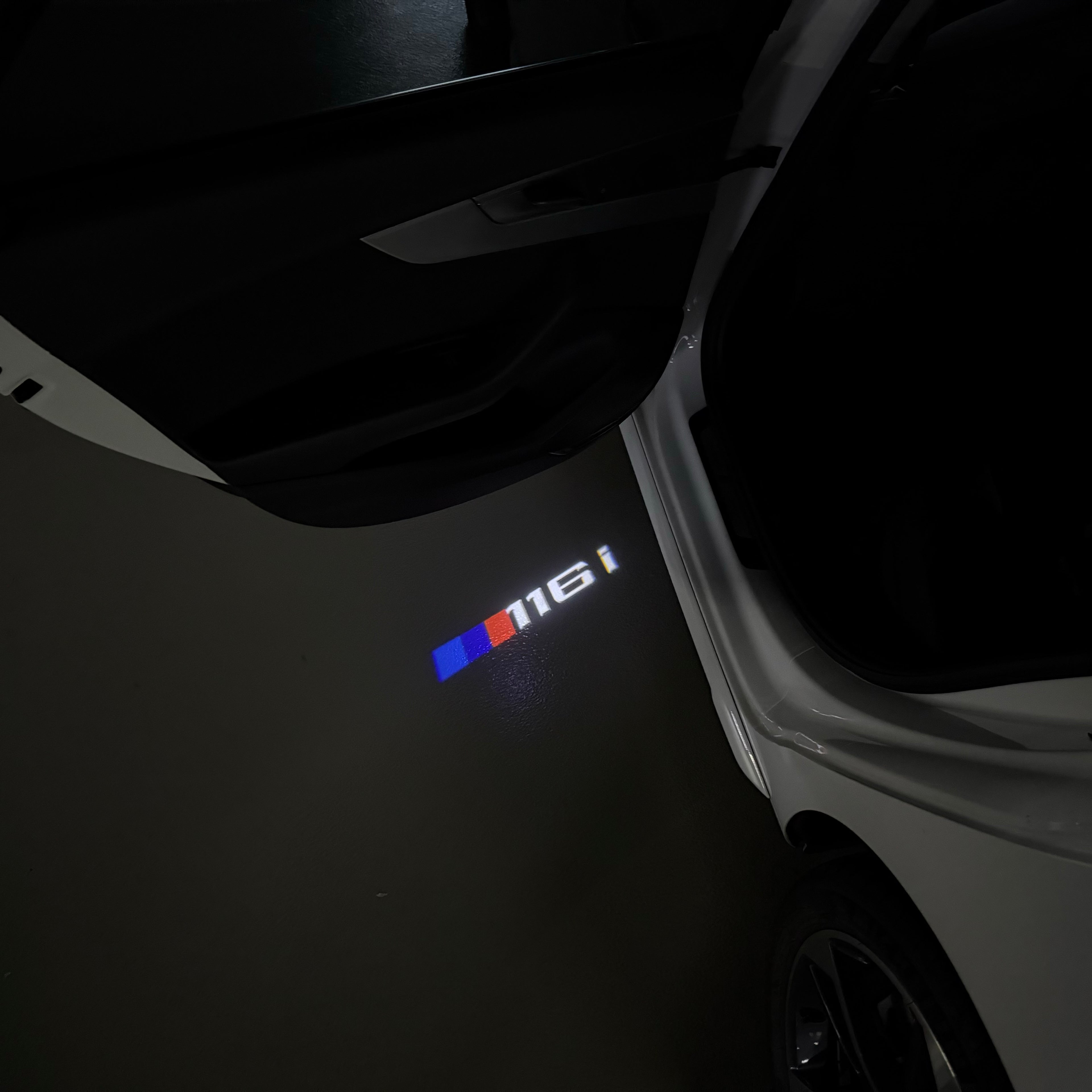 ÉCLAIRAGE DE PROJECTEUR BMW M3 LOGO Nr.24 (quantité 1 = 1 jeux / 2 feux de porte)