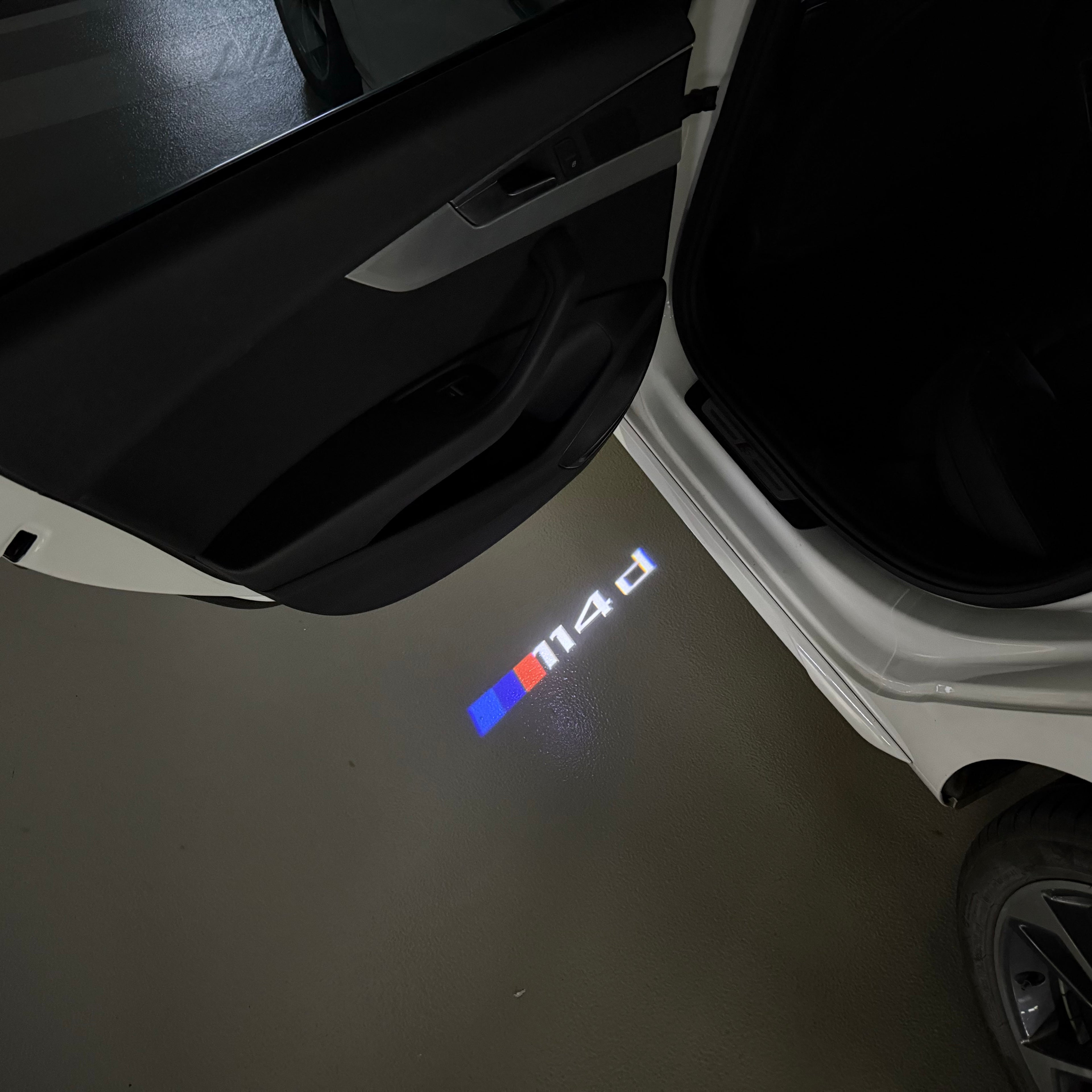 ÉCLAIRAGE DE PROJECTEUR BMW M3 LOGO Nr.24 (quantité 1 = 1 jeux / 2 feux de porte)