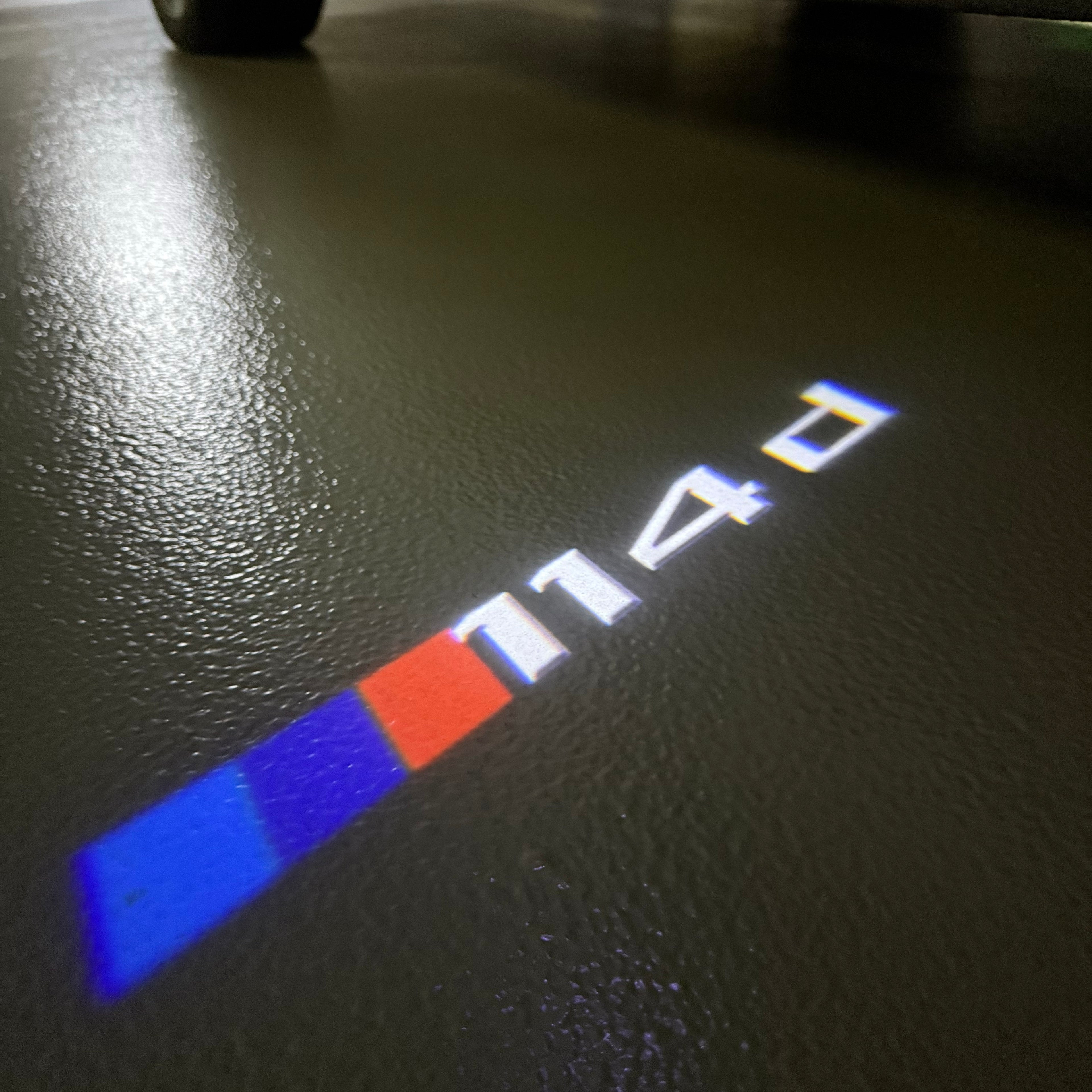 ÉCLAIRAGE DE PROJECTEUR BMW M3 LOGO Nr.24 (quantité 1 = 1 jeux / 2 feux de porte)