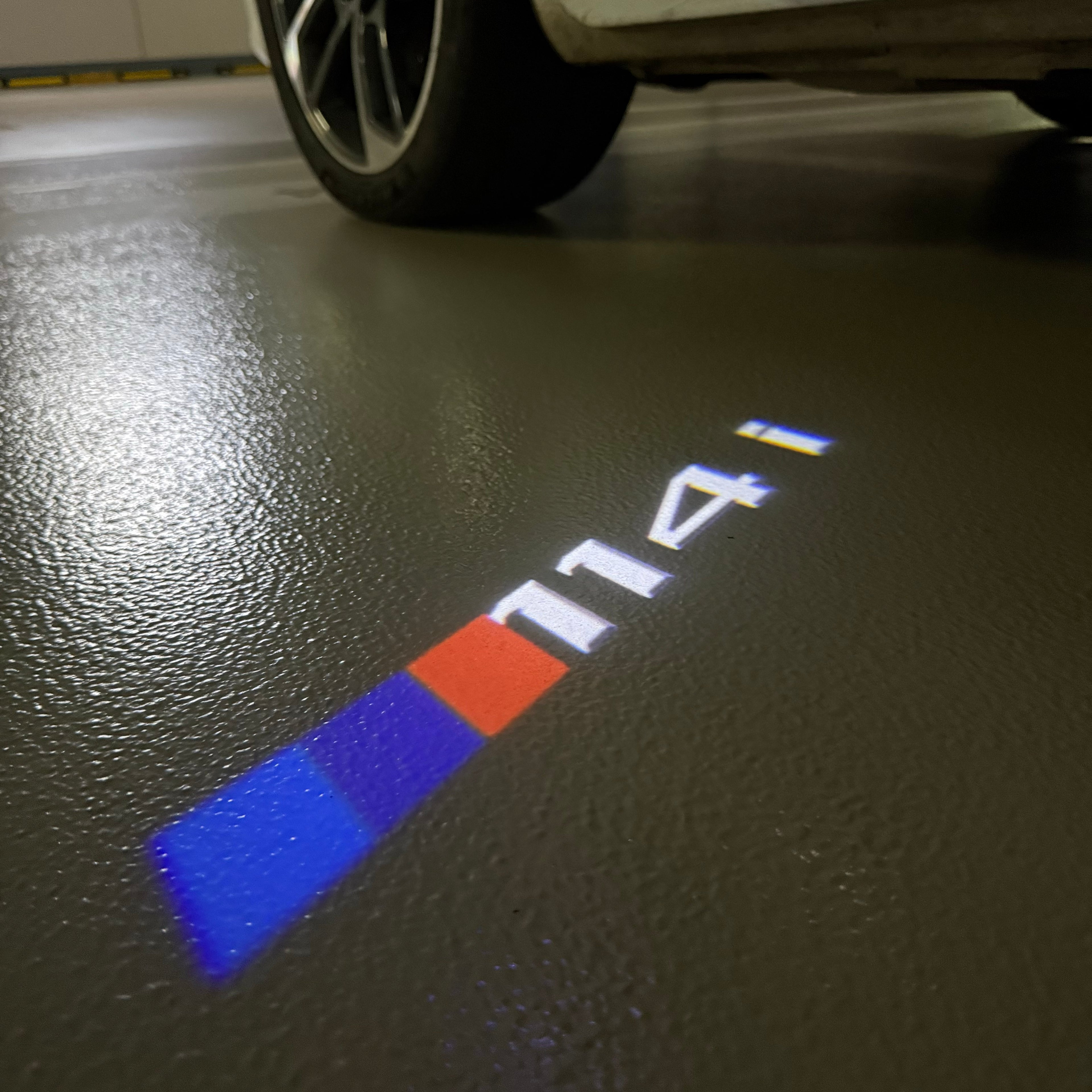 ÉCLAIRAGE DE PROJECTEUR BMW M3 LOGO Nr.24 (quantité 1 = 1 jeux / 2 feux de porte)