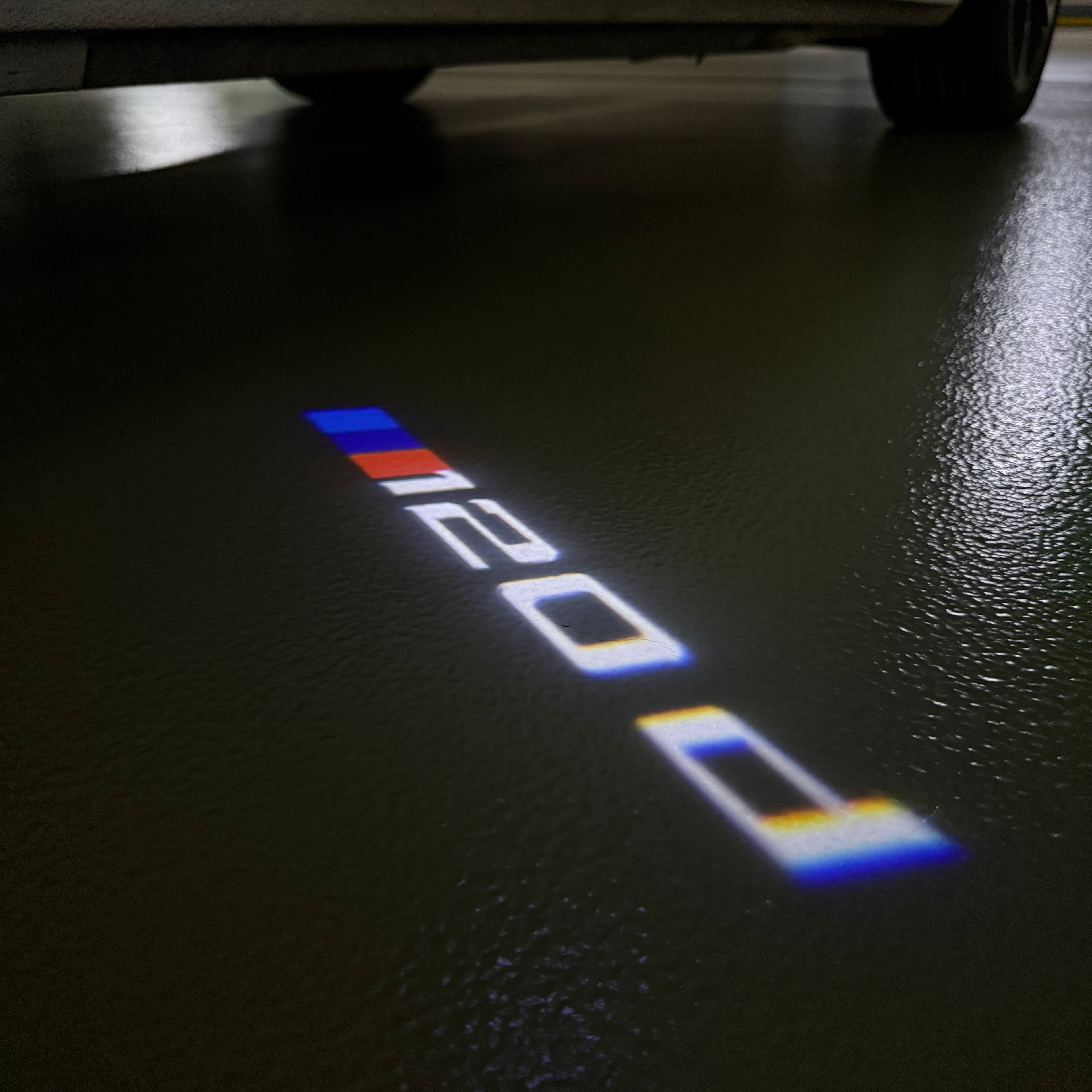 BMW M3 LOGO PROJECTOR LIGHTS Nr.24 (الكمية 1 = 1 مجموعة / 2 أضواء باب)