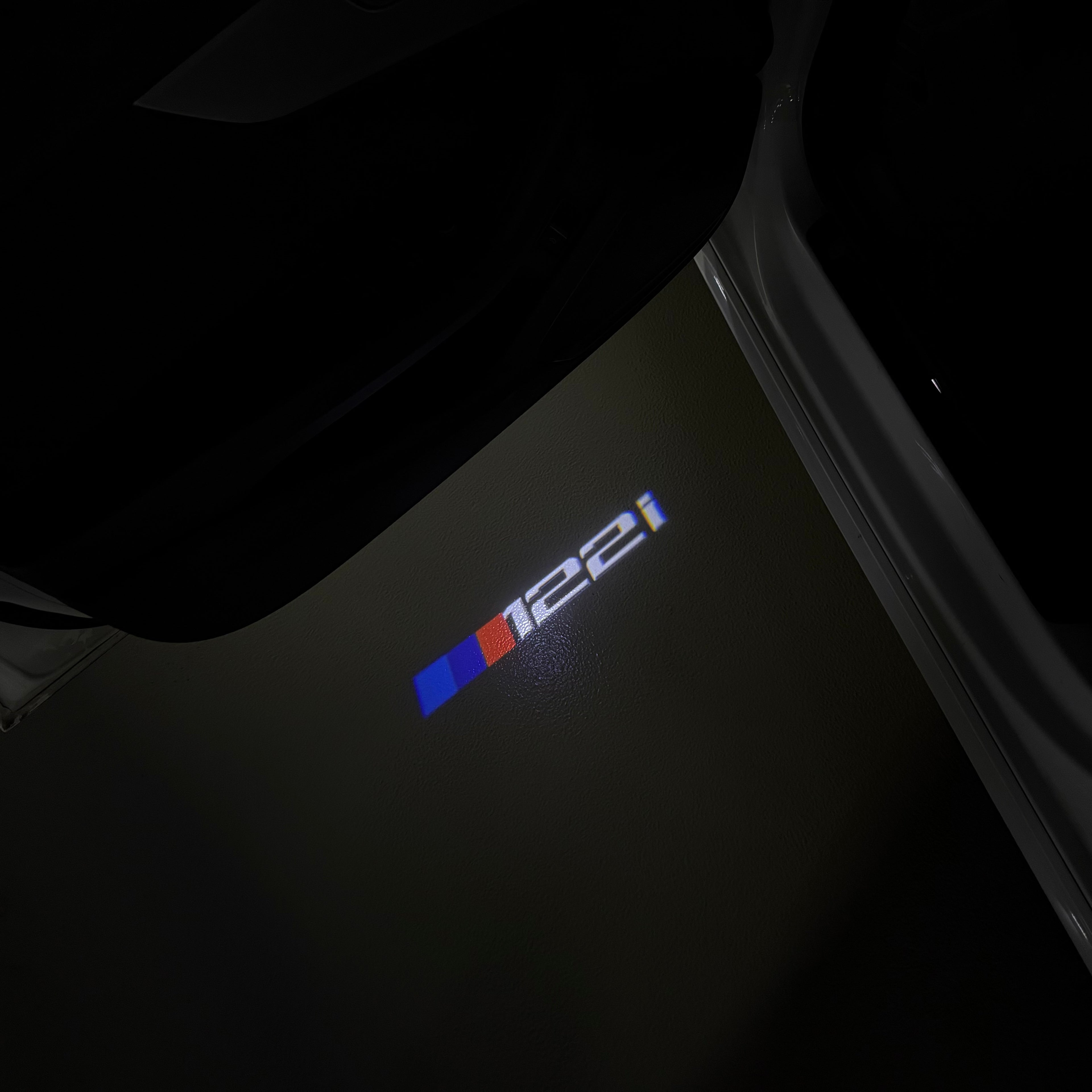 ÉCLAIRAGE DE PROJECTEUR BMW M3 LOGO Nr.24 (quantité 1 = 1 jeux / 2 feux de porte)