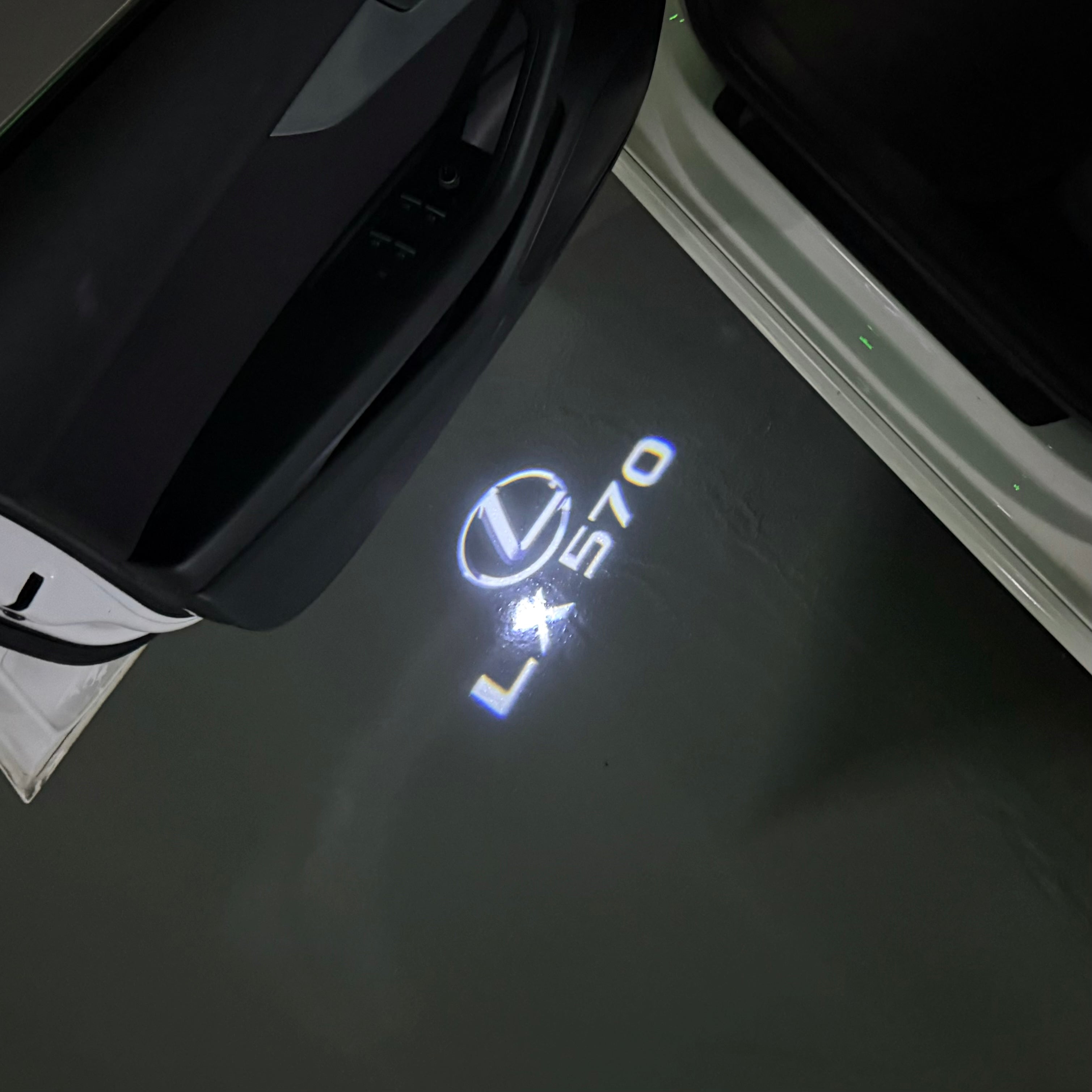 LEXUS   LX 570 LOGO PROJECROTR LIGHTS (quantity 1 = 1 sets/2 door lights)Nr.01a32