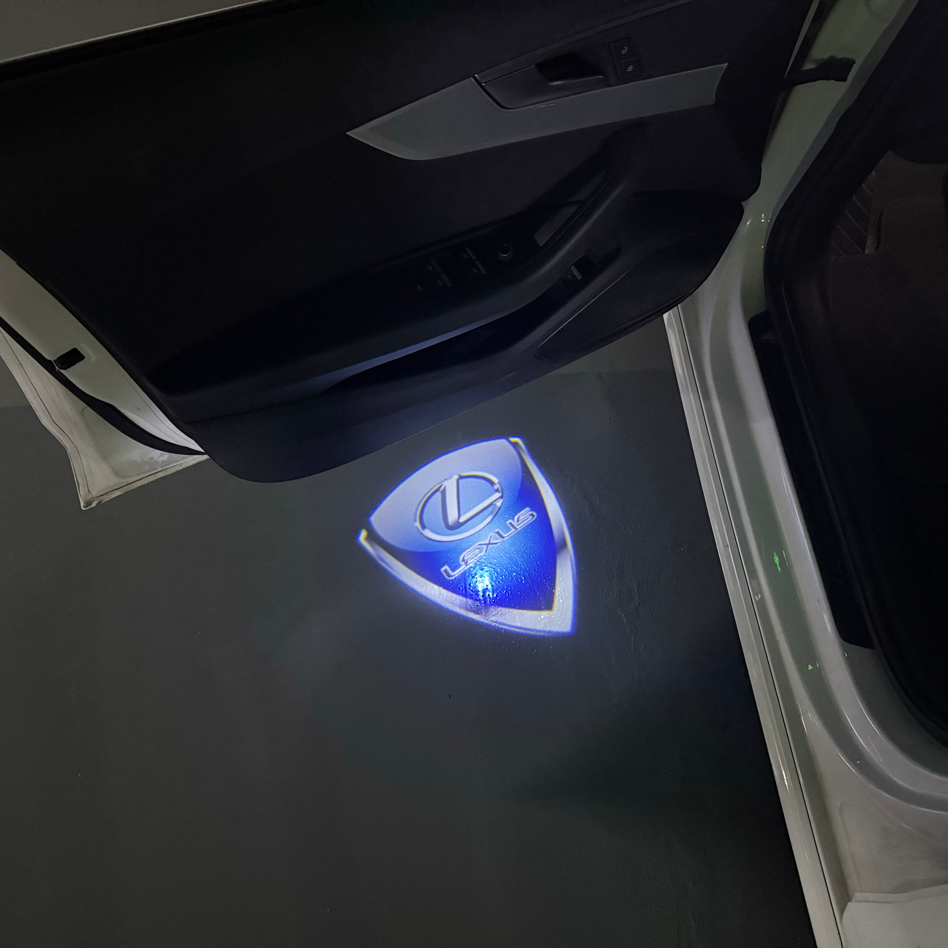 LEXUS LOGO PROJECTOR LIGHTS Nr.01 (الكمية 1 = 1 مجموعة / 2 أضواء باب)