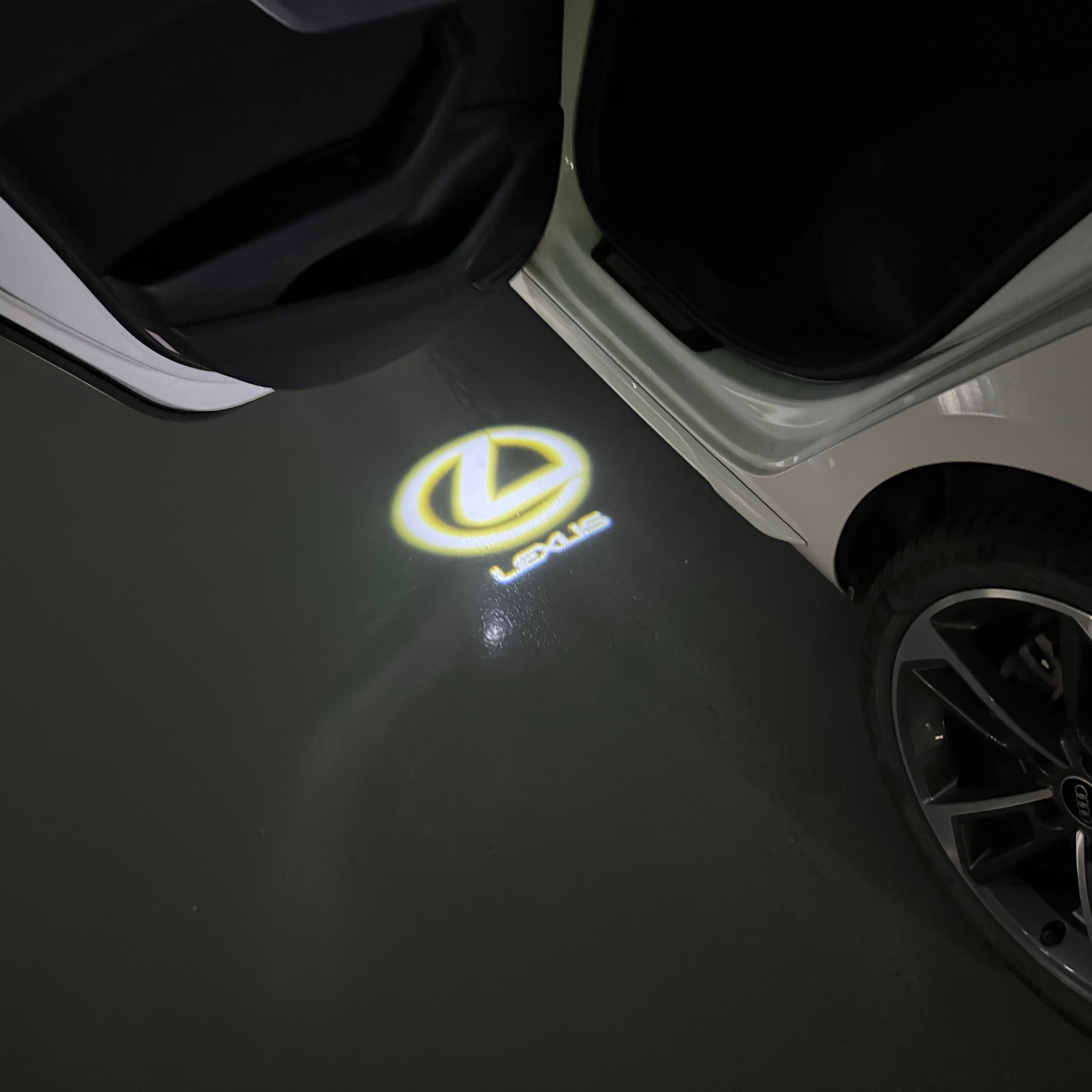 LEXUS LOGO PROJECTOR LIGHTS Nr.01 (الكمية 1 = 1 مجموعة / 2 أضواء باب)