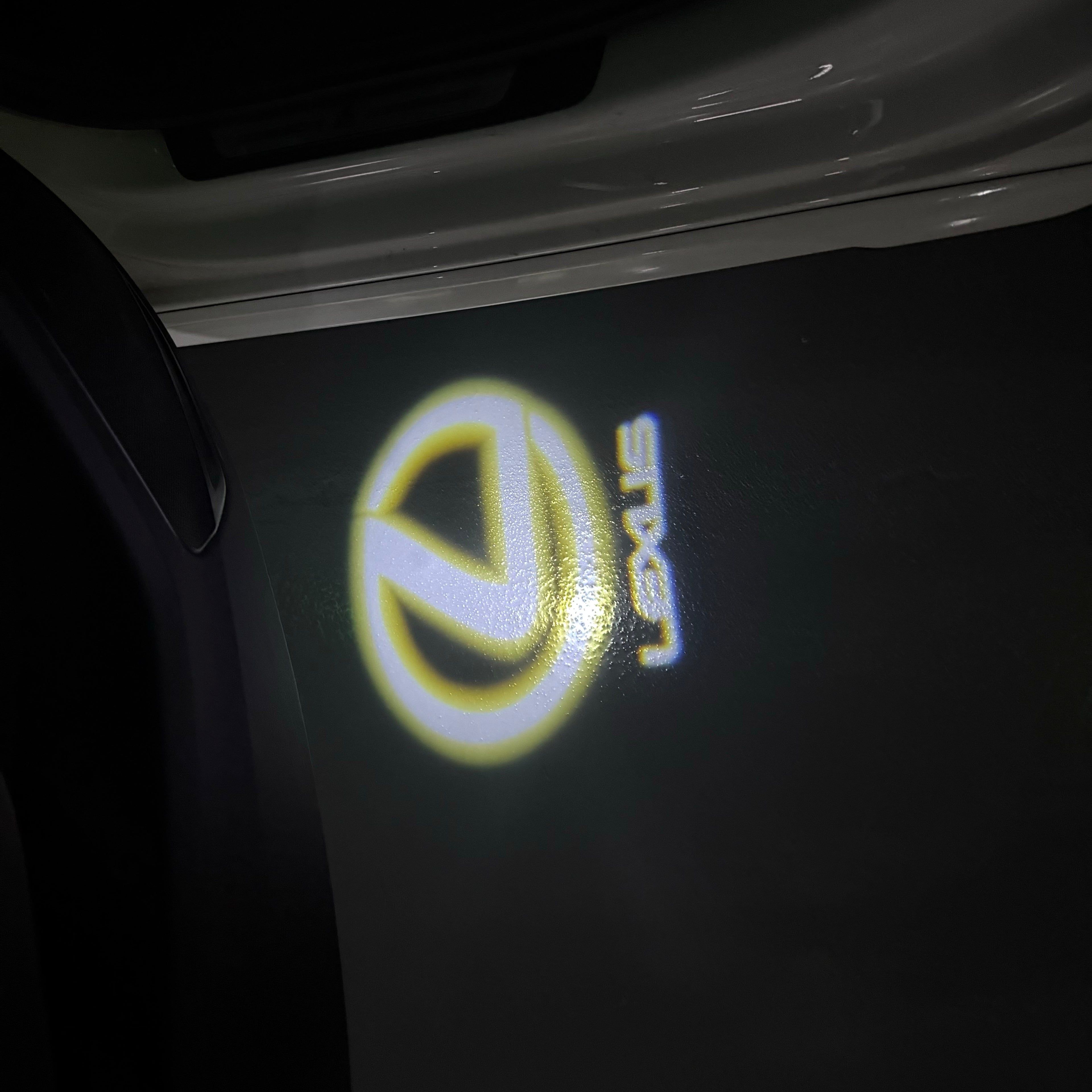 LEXUS LOGO PROJECTOR LIGHTS Nr.01 (الكمية 1 = 1 مجموعة / 2 أضواء باب)