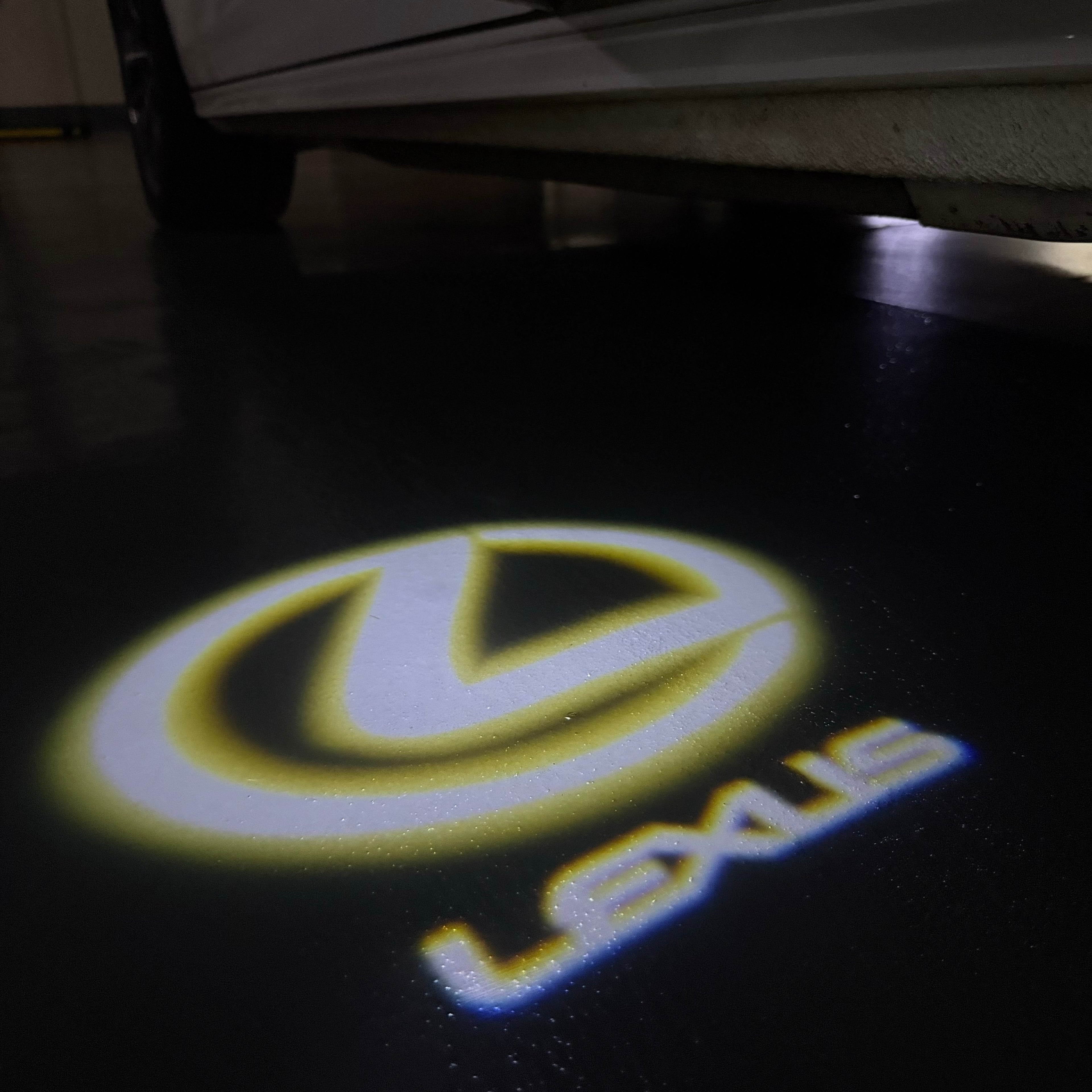 LEXUS LOGO PROJECTOR LIGHTS Nr.01 (الكمية 1 = 1 مجموعة / 2 أضواء باب)