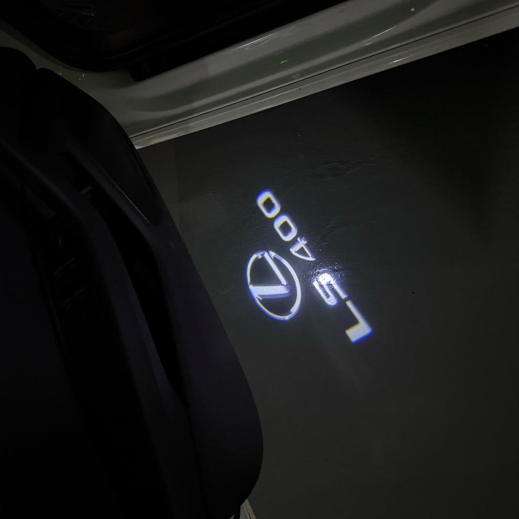 LEXUS LOGO PROJECTOR LIGHTS Nr.01 (الكمية 1 = 1 مجموعة / 2 أضواء باب)