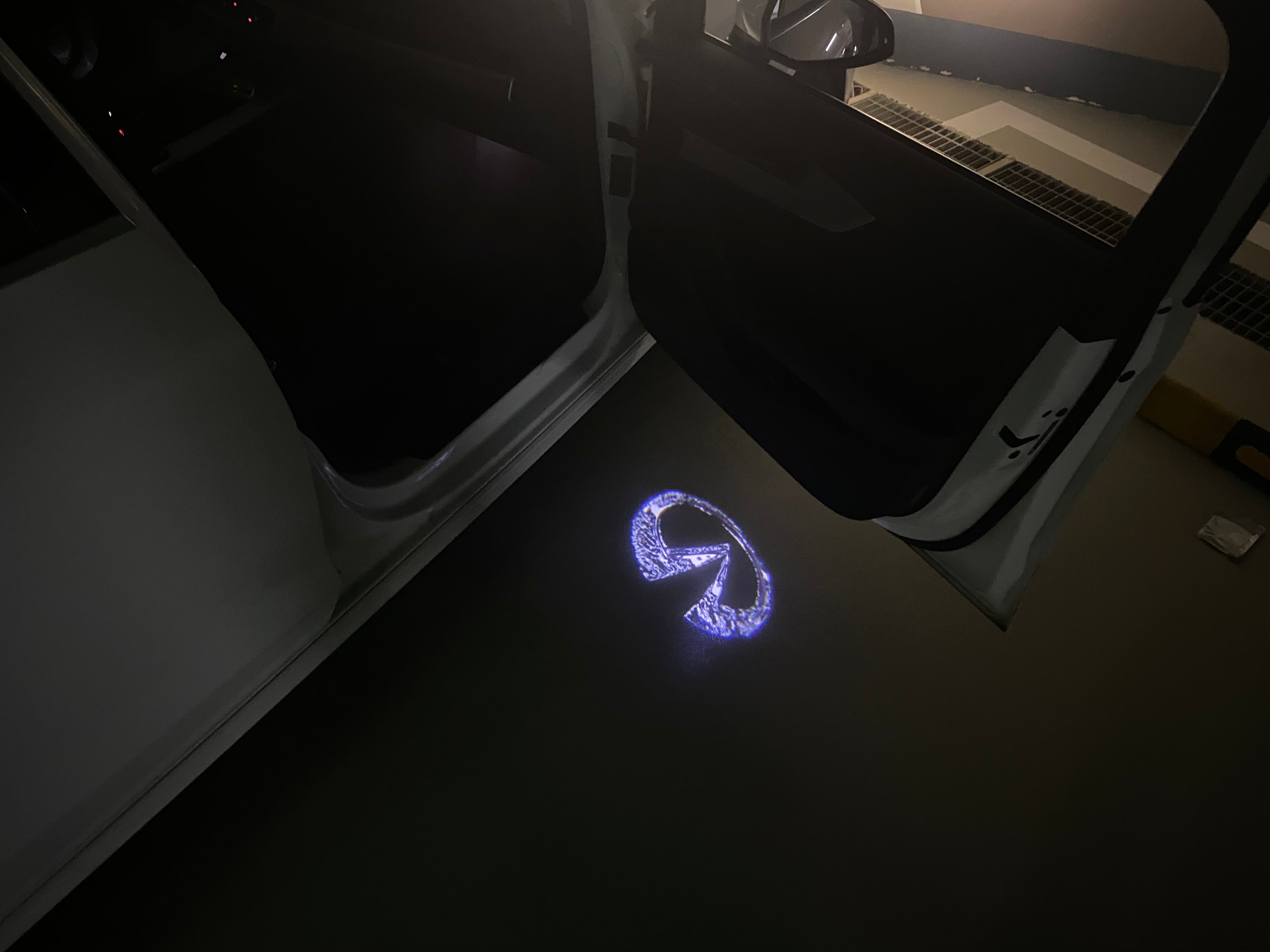 INFINITI Original  LOGO PROJECROTR LIGHTS Nr.02 (quantity 1 = 1 sets/2 door lights)