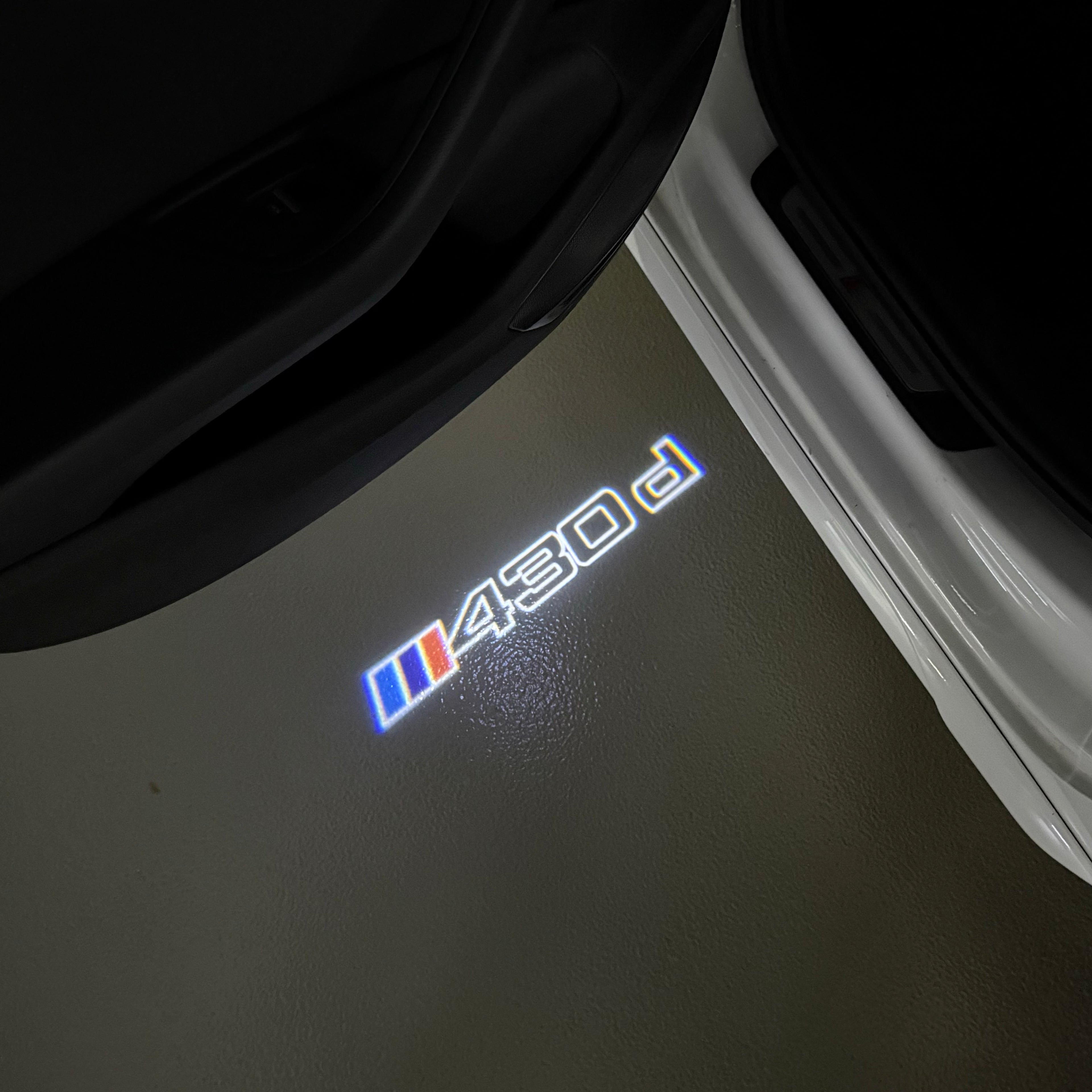 BMW M3 LOGO PROJECTOR LIGHTS Nr.24 (الكمية 1 = 1 مجموعة / 2 أضواء باب)