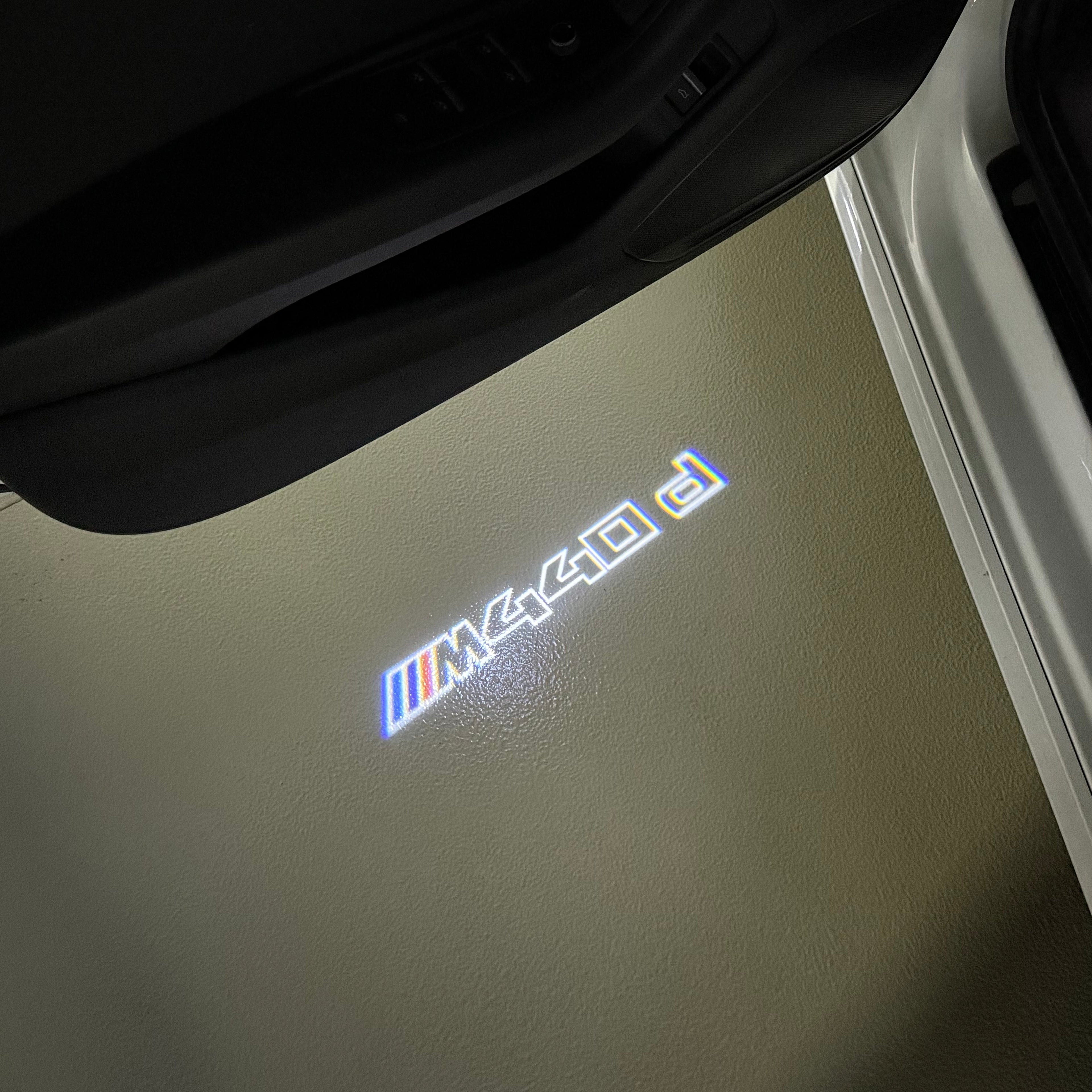 ÉCLAIRAGE DE PROJECTEUR BMW M3 LOGO Nr.24 (quantité 1 = 1 jeux / 2 feux de porte)